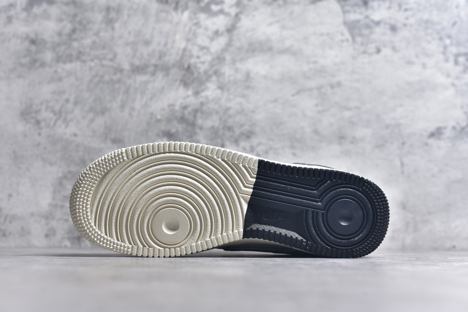 图片[6]-#Nike Air Force 1\’07 Low 黑线双拼底 空军一号低帮休闲板鞋 KB1688-003 #原楦头原纸板 原装鞋盒 定制五金配件 内置全掌气垫 原厂鞋底 尺码：36 36.5 37.5 38 38.5 39 40 40.5 41 42 42.5 43 44 44.5 45 9.D4-选品中心