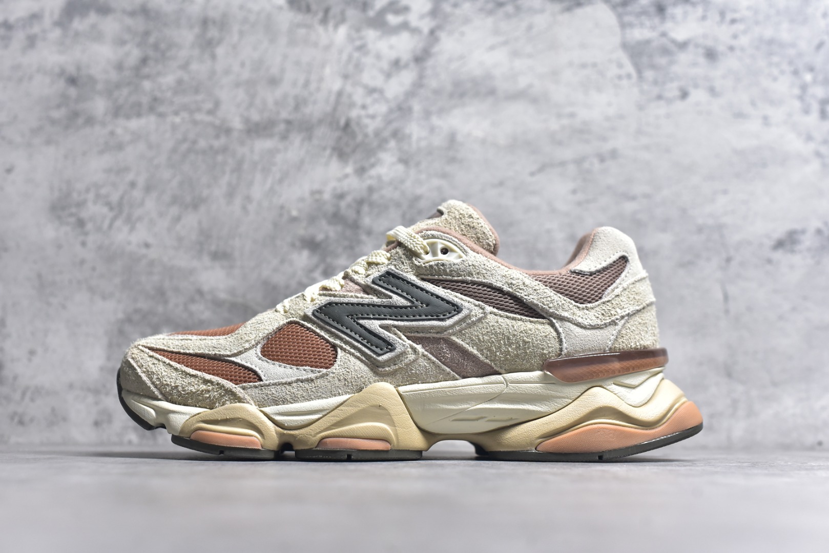 #New Balance NB9060 联名款 复古休闲运动慢跑鞋 U9060CWF #鞋款灵感源自设计师本人对夏日的怀日回忆。鞋面大身由空间双格及磨砂鞋面拼接而生，配以柔和、温暖的粉橘色调，夏日氛围拉满 #采用大面积网眼以及麂皮材质覆盖鞋身，还原经典气质。搭载ABZORB避震科技，由泡沫聚酯制成，上脚可以有效减少由鞋底反弹对身体及双腿的冲击力 尺码：36 37 37.5 38 38.5 39 40 40.5 41 42 42.5 43 44 44.5 45 46.5-选品中心