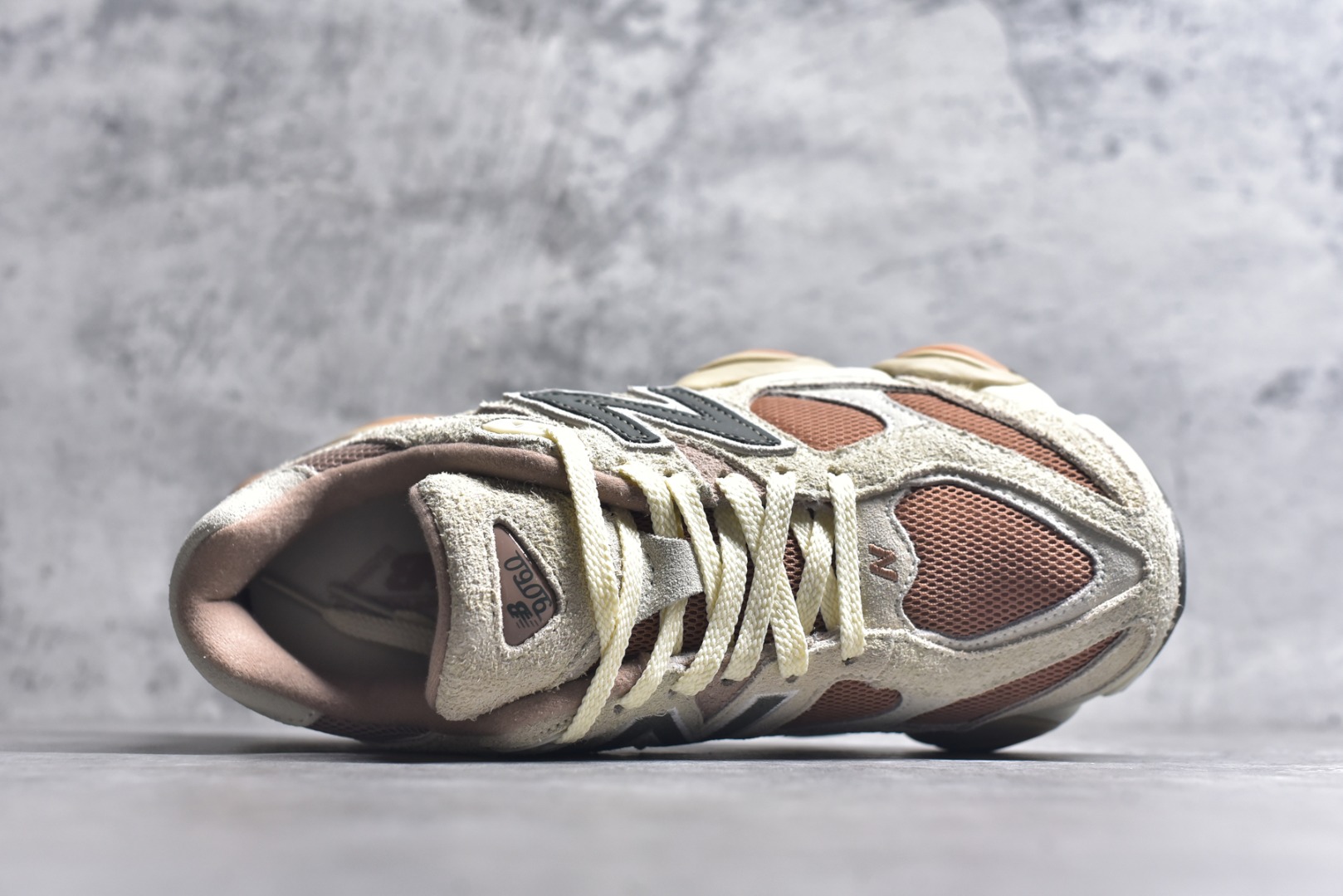图片[4]-#New Balance NB9060 联名款 复古休闲运动慢跑鞋 U9060CWF #鞋款灵感源自设计师本人对夏日的怀日回忆。鞋面大身由空间双格及磨砂鞋面拼接而生，配以柔和、温暖的粉橘色调，夏日氛围拉满 #采用大面积网眼以及麂皮材质覆盖鞋身，还原经典气质。搭载ABZORB避震科技，由泡沫聚酯制成，上脚可以有效减少由鞋底反弹对身体及双腿的冲击力 尺码：36 37 37.5 38 38.5 39 40 40.5 41 42 42.5 43 44 44.5 45 46.5-选品中心