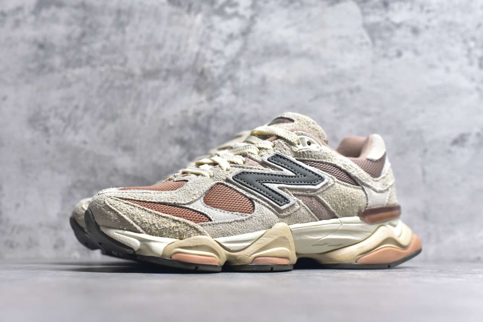 图片[2]-#New Balance NB9060 联名款 复古休闲运动慢跑鞋 U9060CWF #鞋款灵感源自设计师本人对夏日的怀日回忆。鞋面大身由空间双格及磨砂鞋面拼接而生，配以柔和、温暖的粉橘色调，夏日氛围拉满 #采用大面积网眼以及麂皮材质覆盖鞋身，还原经典气质。搭载ABZORB避震科技，由泡沫聚酯制成，上脚可以有效减少由鞋底反弹对身体及双腿的冲击力 尺码：36 37 37.5 38 38.5 39 40 40.5 41 42 42.5 43 44 44.5 45 46.5-选品中心