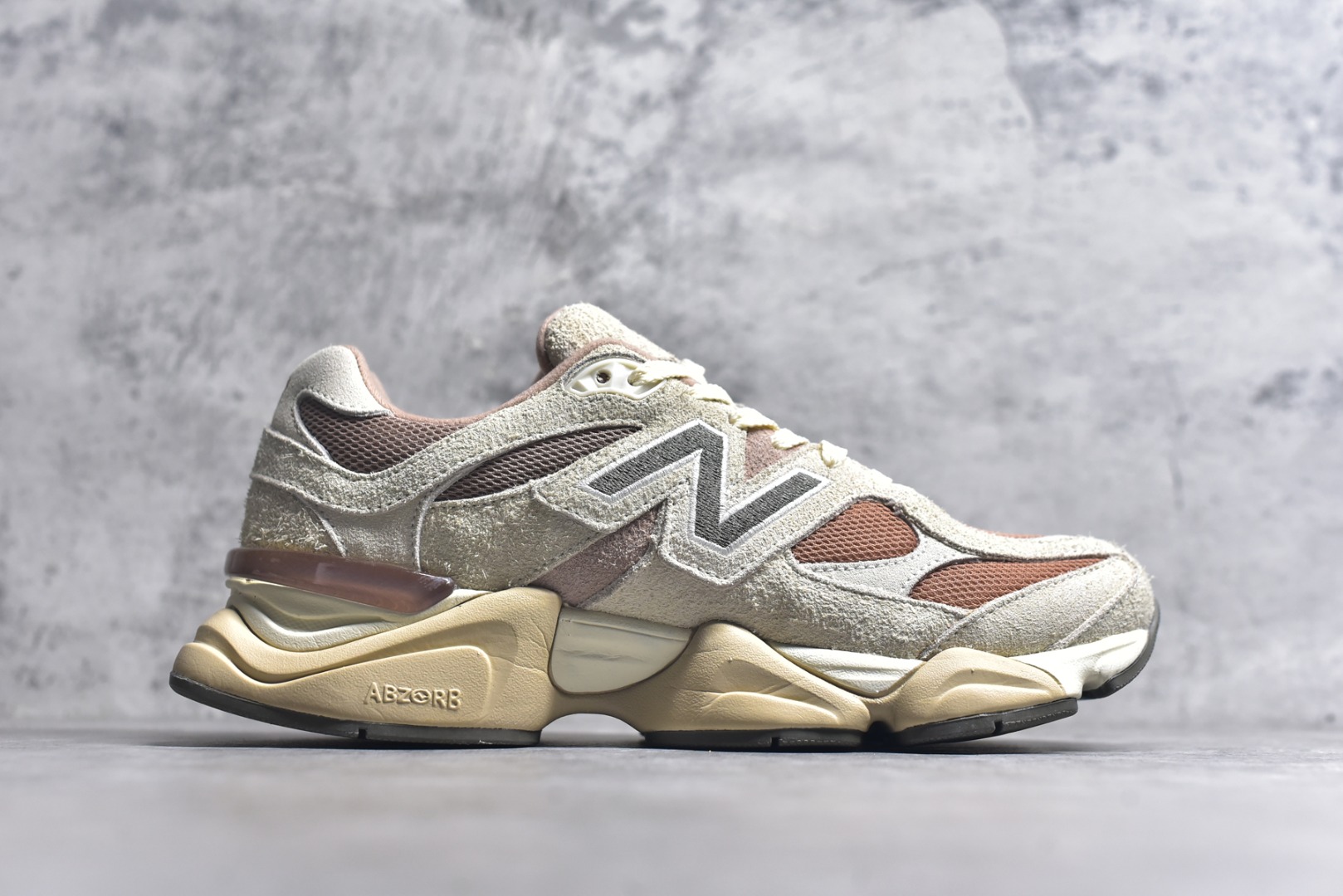 图片[3]-#New Balance NB9060 联名款 复古休闲运动慢跑鞋 U9060CWF #鞋款灵感源自设计师本人对夏日的怀日回忆。鞋面大身由空间双格及磨砂鞋面拼接而生，配以柔和、温暖的粉橘色调，夏日氛围拉满 #采用大面积网眼以及麂皮材质覆盖鞋身，还原经典气质。搭载ABZORB避震科技，由泡沫聚酯制成，上脚可以有效减少由鞋底反弹对身体及双腿的冲击力 尺码：36 37 37.5 38 38.5 39 40 40.5 41 42 42.5 43 44 44.5 45 46.5-选品中心