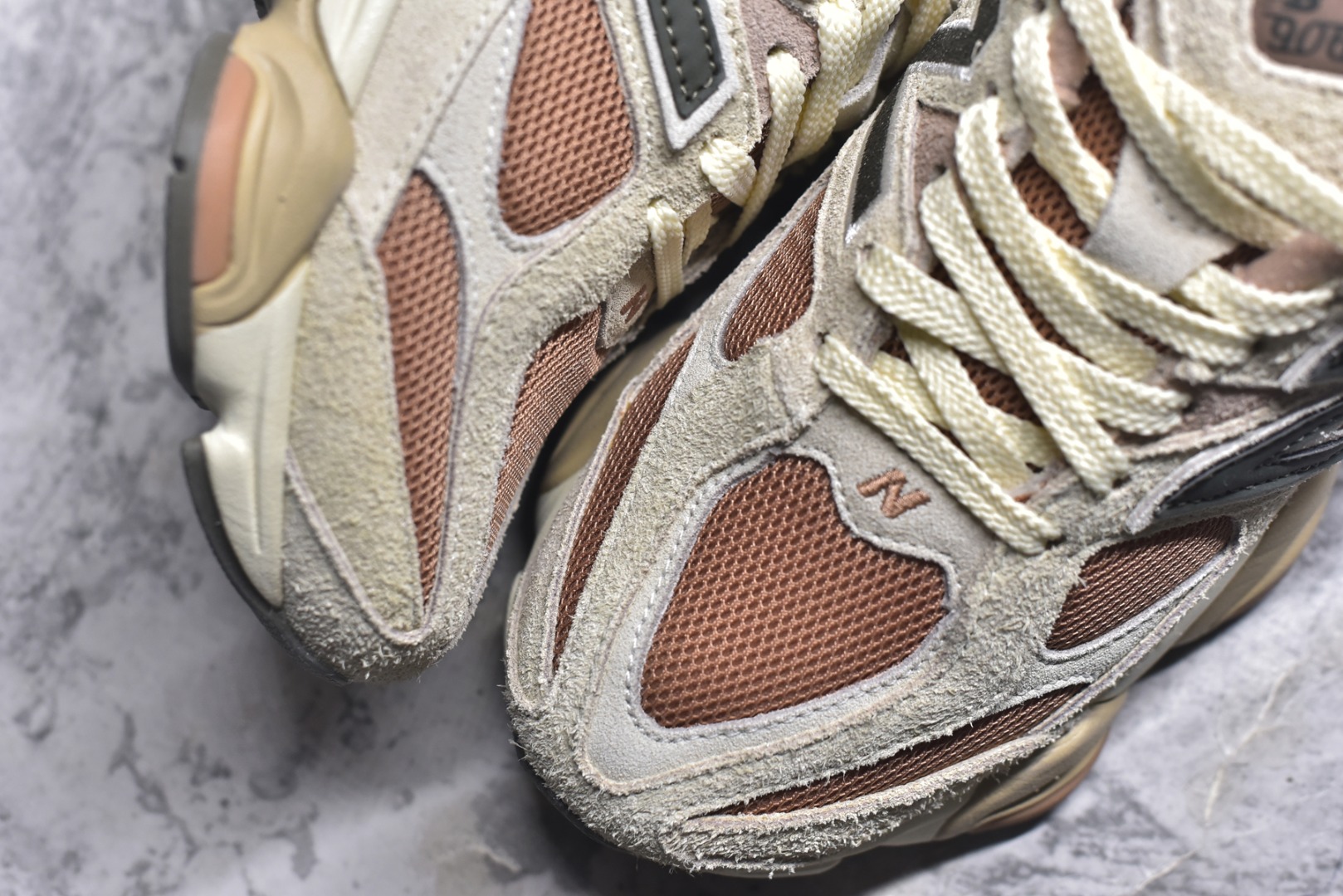 图片[8]-#New Balance NB9060 联名款 复古休闲运动慢跑鞋 U9060CWF #鞋款灵感源自设计师本人对夏日的怀日回忆。鞋面大身由空间双格及磨砂鞋面拼接而生，配以柔和、温暖的粉橘色调，夏日氛围拉满 #采用大面积网眼以及麂皮材质覆盖鞋身，还原经典气质。搭载ABZORB避震科技，由泡沫聚酯制成，上脚可以有效减少由鞋底反弹对身体及双腿的冲击力 尺码：36 37 37.5 38 38.5 39 40 40.5 41 42 42.5 43 44 44.5 45 46.5-选品中心