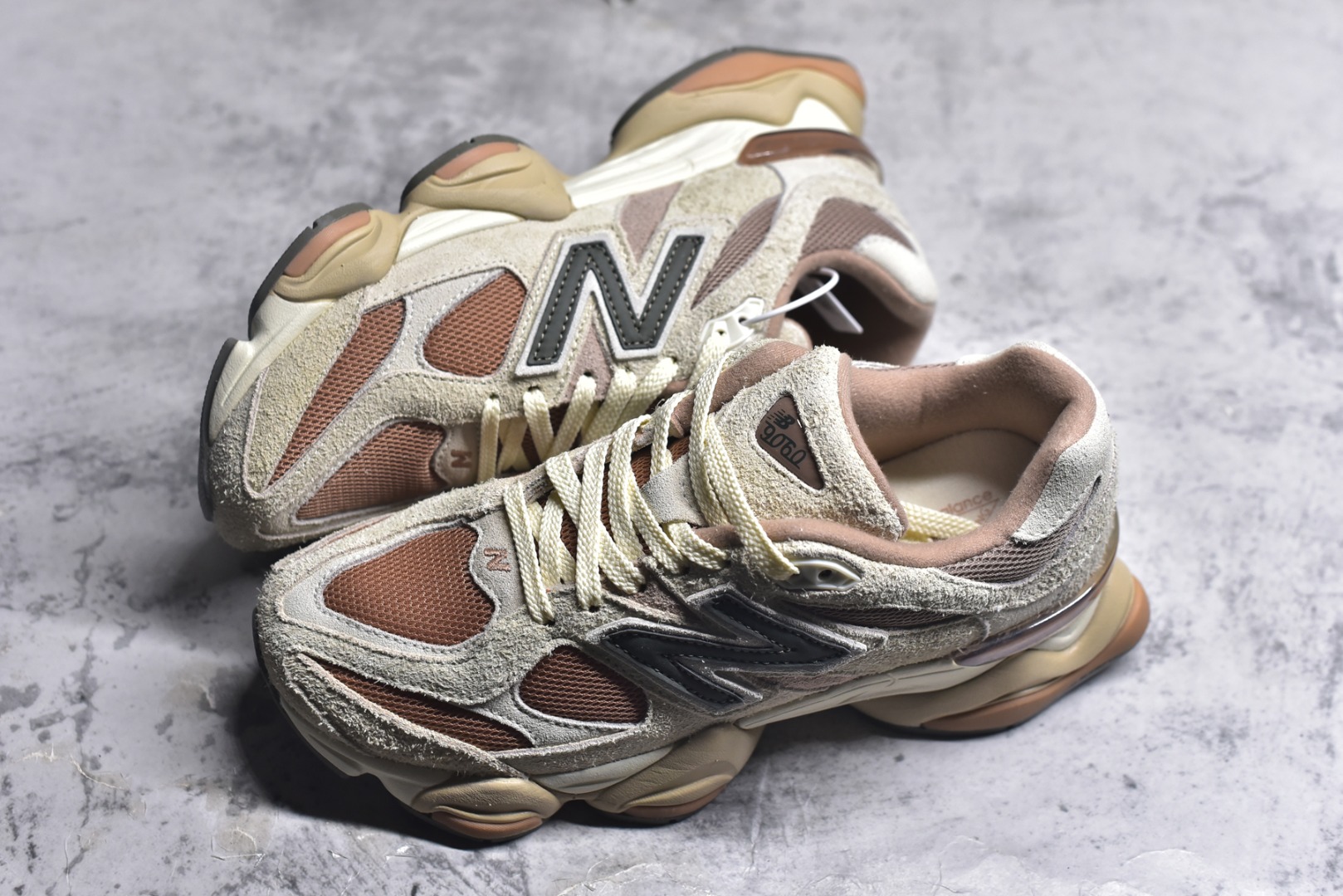 图片[7]-#New Balance NB9060 联名款 复古休闲运动慢跑鞋 U9060CWF #鞋款灵感源自设计师本人对夏日的怀日回忆。鞋面大身由空间双格及磨砂鞋面拼接而生，配以柔和、温暖的粉橘色调，夏日氛围拉满 #采用大面积网眼以及麂皮材质覆盖鞋身，还原经典气质。搭载ABZORB避震科技，由泡沫聚酯制成，上脚可以有效减少由鞋底反弹对身体及双腿的冲击力 尺码：36 37 37.5 38 38.5 39 40 40.5 41 42 42.5 43 44 44.5 45 46.5-选品中心
