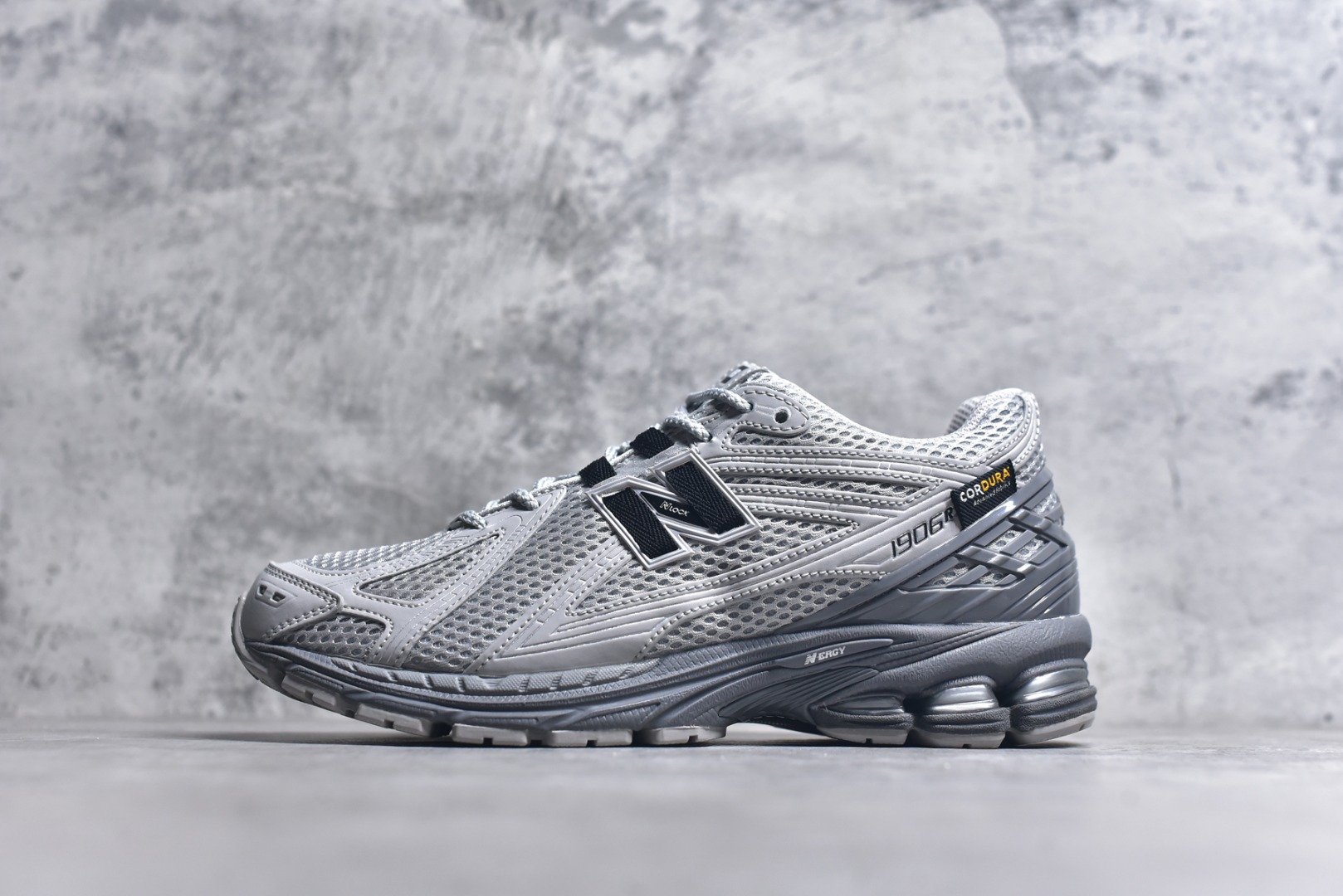 #New Balance M1906系列 新百伦 复古单品宝藏老爹鞋款 复古元素叠加 质感超级棒 原楦版型材料细节做工精细 作为NB最经典的档案鞋型之一 货号：U1906ROA 尺码：36 37 37.5 38 38.5 39.5 40 40.5 41.5 42 42.5 43 44 45 46.5-选品中心