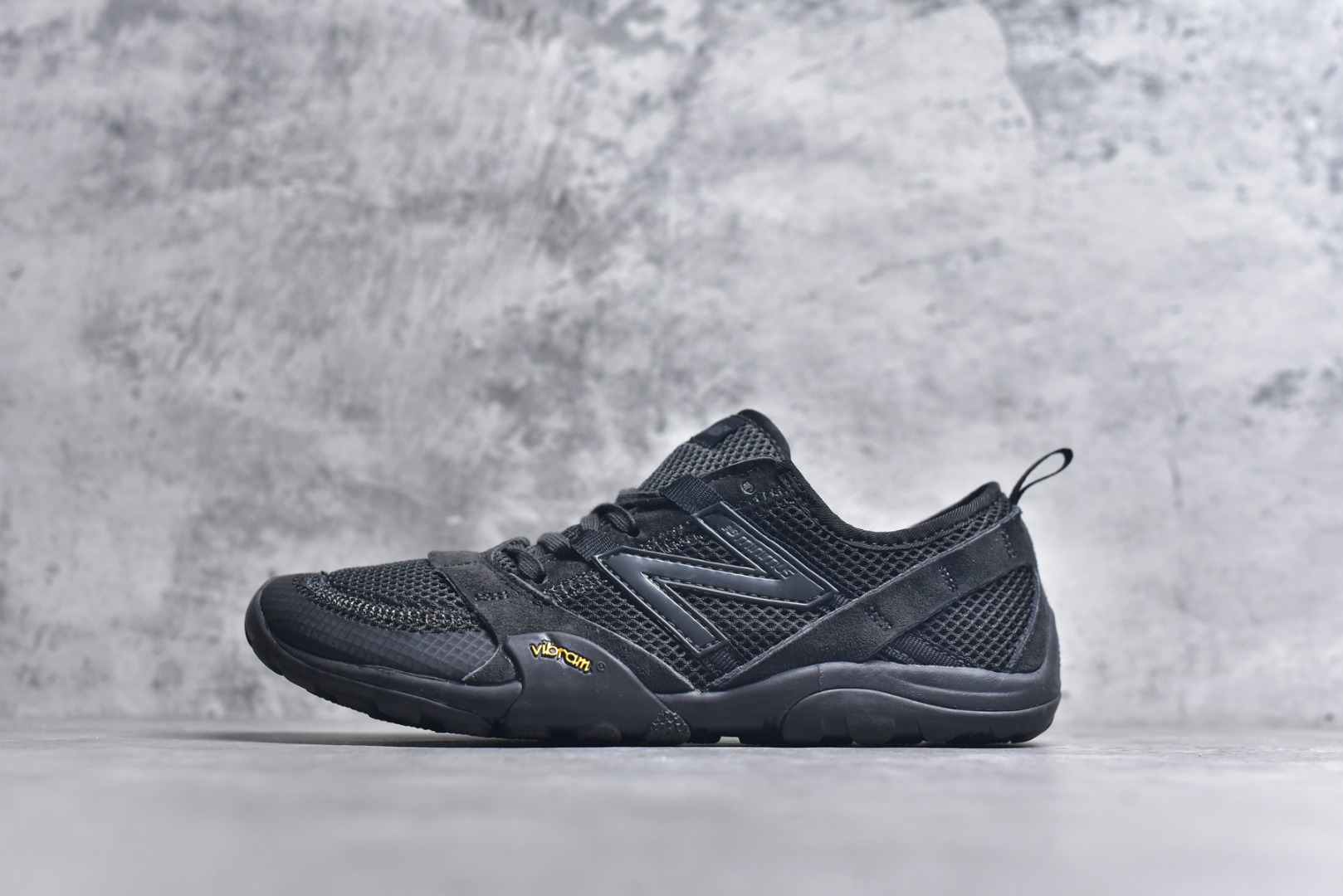 #New Balance MT10系列 薄系扁鞋风赤足生活休闲鞋 MT10OAC #鞋底采用Vibram橡胶大底，赋予卓越的抓地力，适合多种地形穿着。中底采用薄薄的缓冲层，提供舒适的穿着体验。鞋身紧贴脚面，形成良好的包裹性，减少脚在鞋内的移动与摩擦。4毫米的低坡差设计更适合自然的中足落地方式，尽可能贴近地面，让穿着者能够更贴近地面，感受大自然的每一丝呼吸。 尺码：36 37 37.5 38 38.5 39 40 40.5 41 42 42.5 43 44 45-选品中心