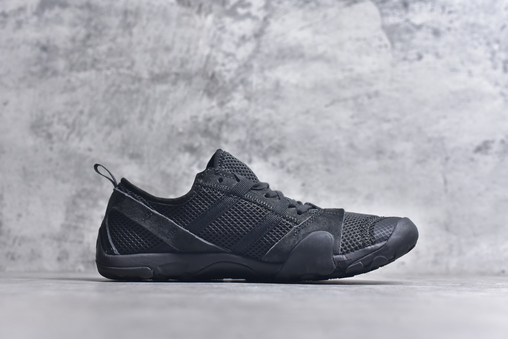 图片[3]-#New Balance MT10系列 薄系扁鞋风赤足生活休闲鞋 MT10OAC #鞋底采用Vibram橡胶大底，赋予卓越的抓地力，适合多种地形穿着。中底采用薄薄的缓冲层，提供舒适的穿着体验。鞋身紧贴脚面，形成良好的包裹性，减少脚在鞋内的移动与摩擦。4毫米的低坡差设计更适合自然的中足落地方式，尽可能贴近地面，让穿着者能够更贴近地面，感受大自然的每一丝呼吸。 尺码：36 37 37.5 38 38.5 39 40 40.5 41 42 42.5 43 44 45-选品中心