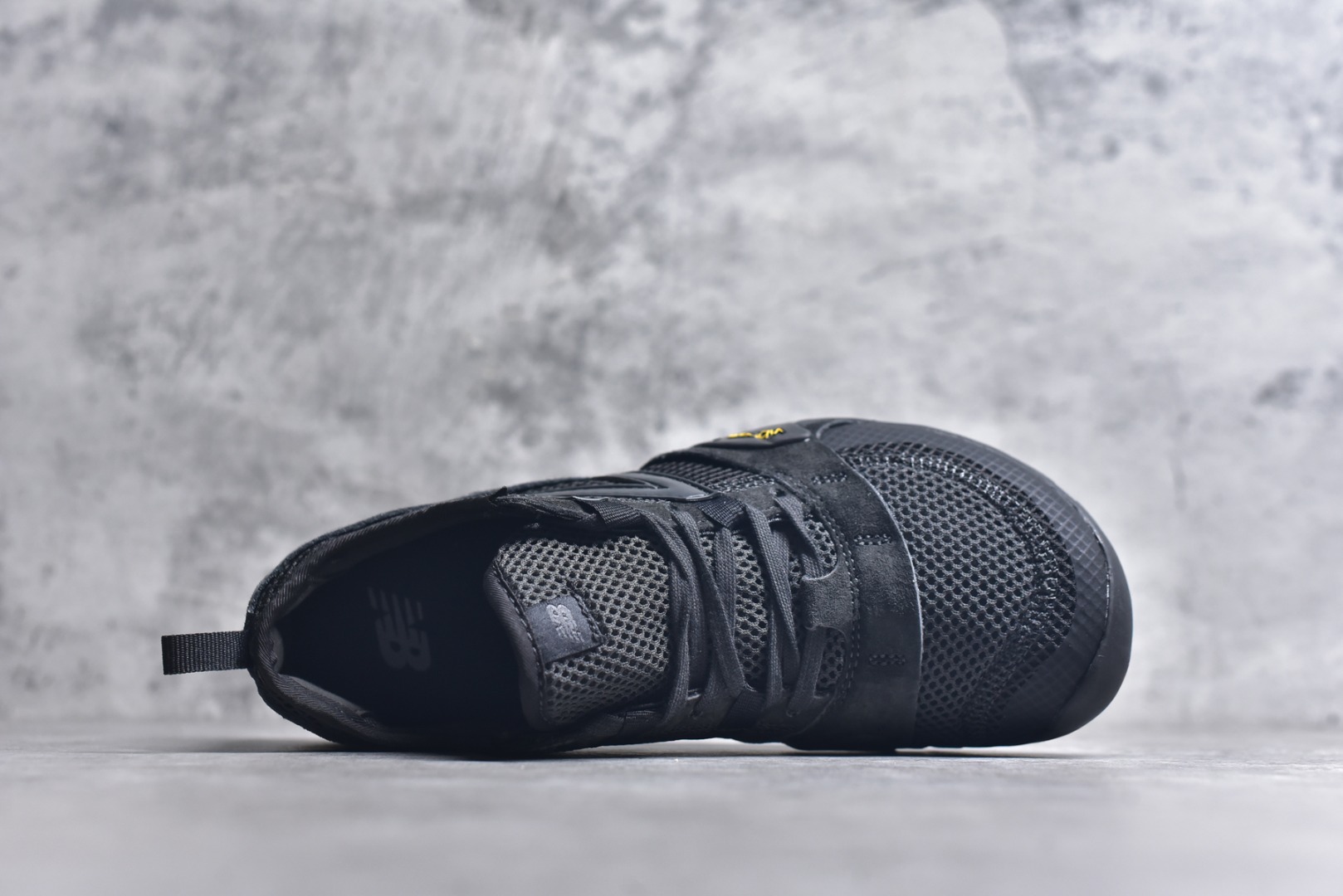 图片[4]-#New Balance MT10系列 薄系扁鞋风赤足生活休闲鞋 MT10OAC #鞋底采用Vibram橡胶大底，赋予卓越的抓地力，适合多种地形穿着。中底采用薄薄的缓冲层，提供舒适的穿着体验。鞋身紧贴脚面，形成良好的包裹性，减少脚在鞋内的移动与摩擦。4毫米的低坡差设计更适合自然的中足落地方式，尽可能贴近地面，让穿着者能够更贴近地面，感受大自然的每一丝呼吸。 尺码：36 37 37.5 38 38.5 39 40 40.5 41 42 42.5 43 44 45-选品中心