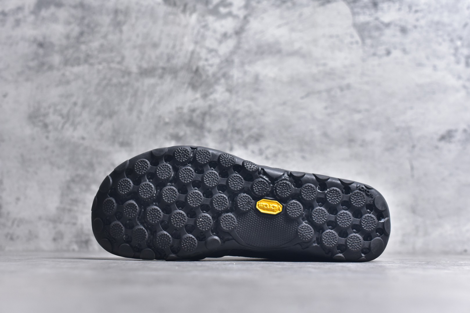 图片[6]-#New Balance MT10系列 薄系扁鞋风赤足生活休闲鞋 MT10OAC #鞋底采用Vibram橡胶大底，赋予卓越的抓地力，适合多种地形穿着。中底采用薄薄的缓冲层，提供舒适的穿着体验。鞋身紧贴脚面，形成良好的包裹性，减少脚在鞋内的移动与摩擦。4毫米的低坡差设计更适合自然的中足落地方式，尽可能贴近地面，让穿着者能够更贴近地面，感受大自然的每一丝呼吸。 尺码：36 37 37.5 38 38.5 39 40 40.5 41 42 42.5 43 44 45-选品中心