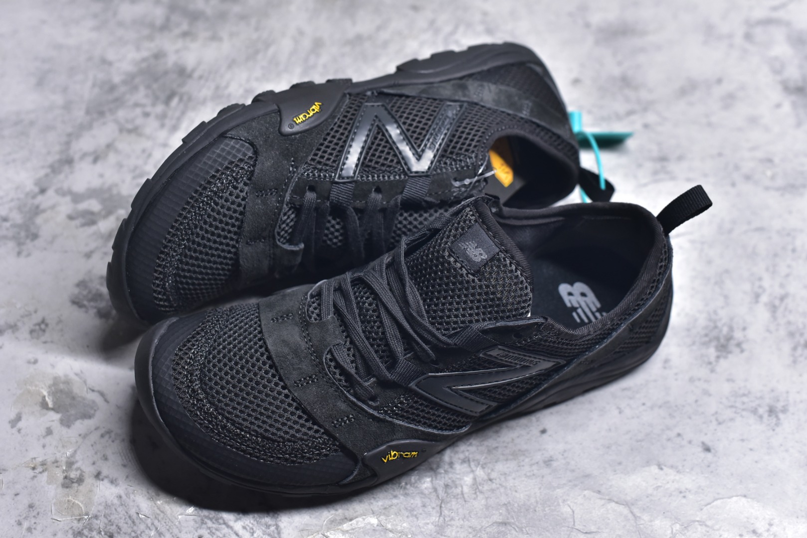 图片[7]-#New Balance MT10系列 薄系扁鞋风赤足生活休闲鞋 MT10OAC #鞋底采用Vibram橡胶大底，赋予卓越的抓地力，适合多种地形穿着。中底采用薄薄的缓冲层，提供舒适的穿着体验。鞋身紧贴脚面，形成良好的包裹性，减少脚在鞋内的移动与摩擦。4毫米的低坡差设计更适合自然的中足落地方式，尽可能贴近地面，让穿着者能够更贴近地面，感受大自然的每一丝呼吸。 尺码：36 37 37.5 38 38.5 39 40 40.5 41 42 42.5 43 44 45-选品中心