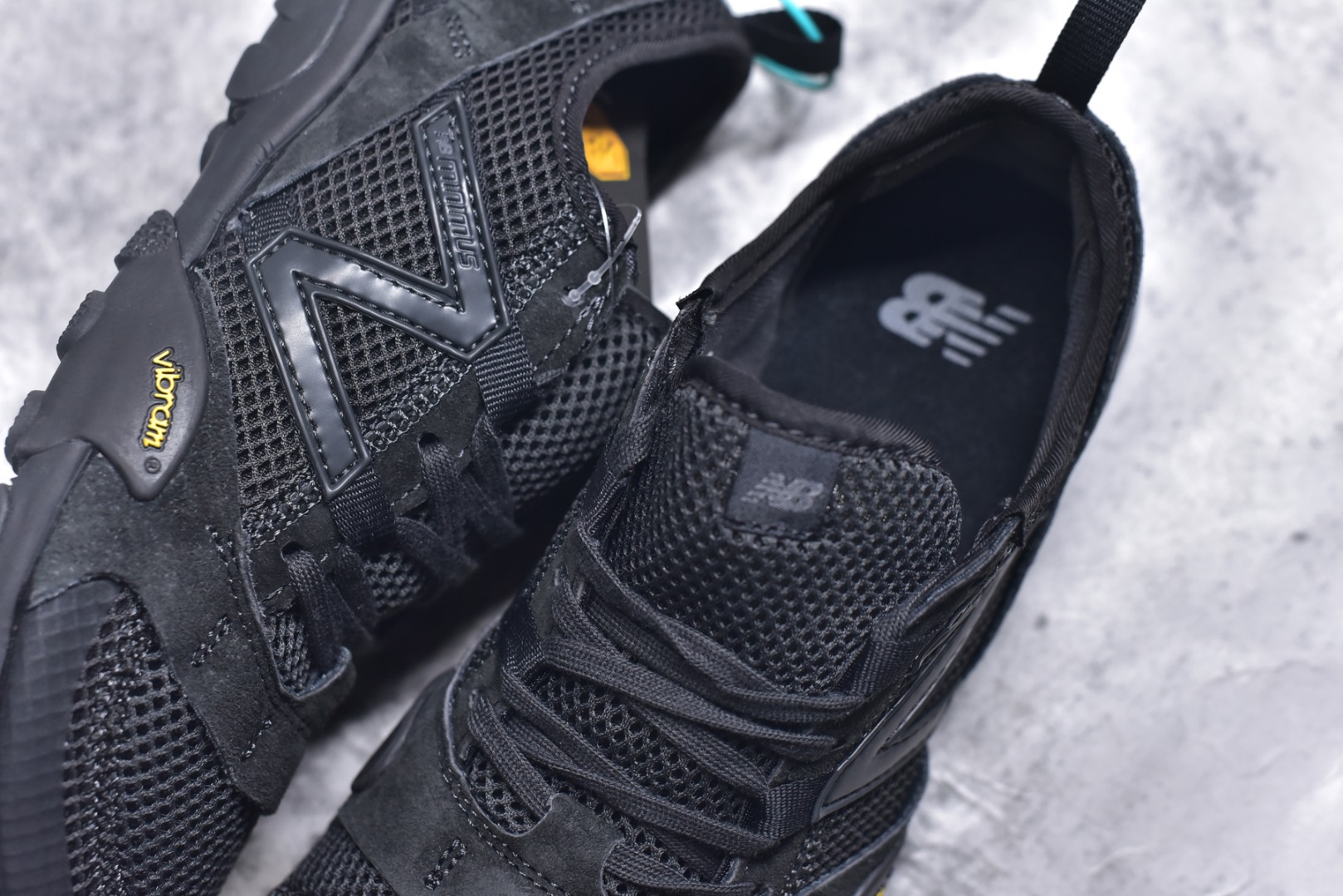 图片[9]-#New Balance MT10系列 薄系扁鞋风赤足生活休闲鞋 MT10OAC #鞋底采用Vibram橡胶大底，赋予卓越的抓地力，适合多种地形穿着。中底采用薄薄的缓冲层，提供舒适的穿着体验。鞋身紧贴脚面，形成良好的包裹性，减少脚在鞋内的移动与摩擦。4毫米的低坡差设计更适合自然的中足落地方式，尽可能贴近地面，让穿着者能够更贴近地面，感受大自然的每一丝呼吸。 尺码：36 37 37.5 38 38.5 39 40 40.5 41 42 42.5 43 44 45-选品中心
