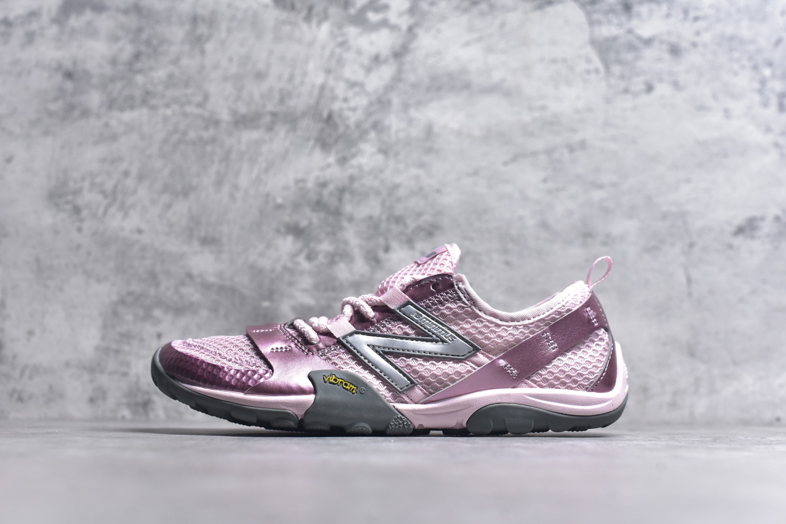 #New Balance MT10系列 薄系扁鞋风赤足生活休闲鞋 MT10OMA #鞋底采用Vibram橡胶大底，赋予卓越的抓地力，适合多种地形穿着。中底采用薄薄的缓冲层，提供舒适的穿着体验。鞋身紧贴脚面，形成良好的包裹性，减少脚在鞋内的移动与摩擦。4毫米的低坡差设计更适合自然的中足落地方式，尽可能贴近地面，让穿着者能够更贴近地面，感受大自然的每一丝呼吸。 尺码：36 37 37.5 38 38.5 39 40 40.5 41 42 42.5 43 44 45-选品中心