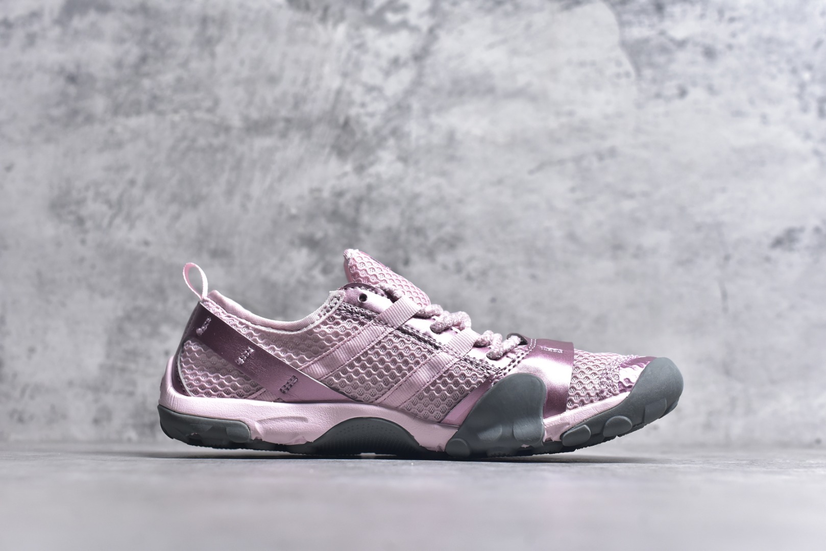 图片[3]-#New Balance MT10系列 薄系扁鞋风赤足生活休闲鞋 MT10OMA #鞋底采用Vibram橡胶大底，赋予卓越的抓地力，适合多种地形穿着。中底采用薄薄的缓冲层，提供舒适的穿着体验。鞋身紧贴脚面，形成良好的包裹性，减少脚在鞋内的移动与摩擦。4毫米的低坡差设计更适合自然的中足落地方式，尽可能贴近地面，让穿着者能够更贴近地面，感受大自然的每一丝呼吸。 尺码：36 37 37.5 38 38.5 39 40 40.5 41 42 42.5 43 44 45-选品中心