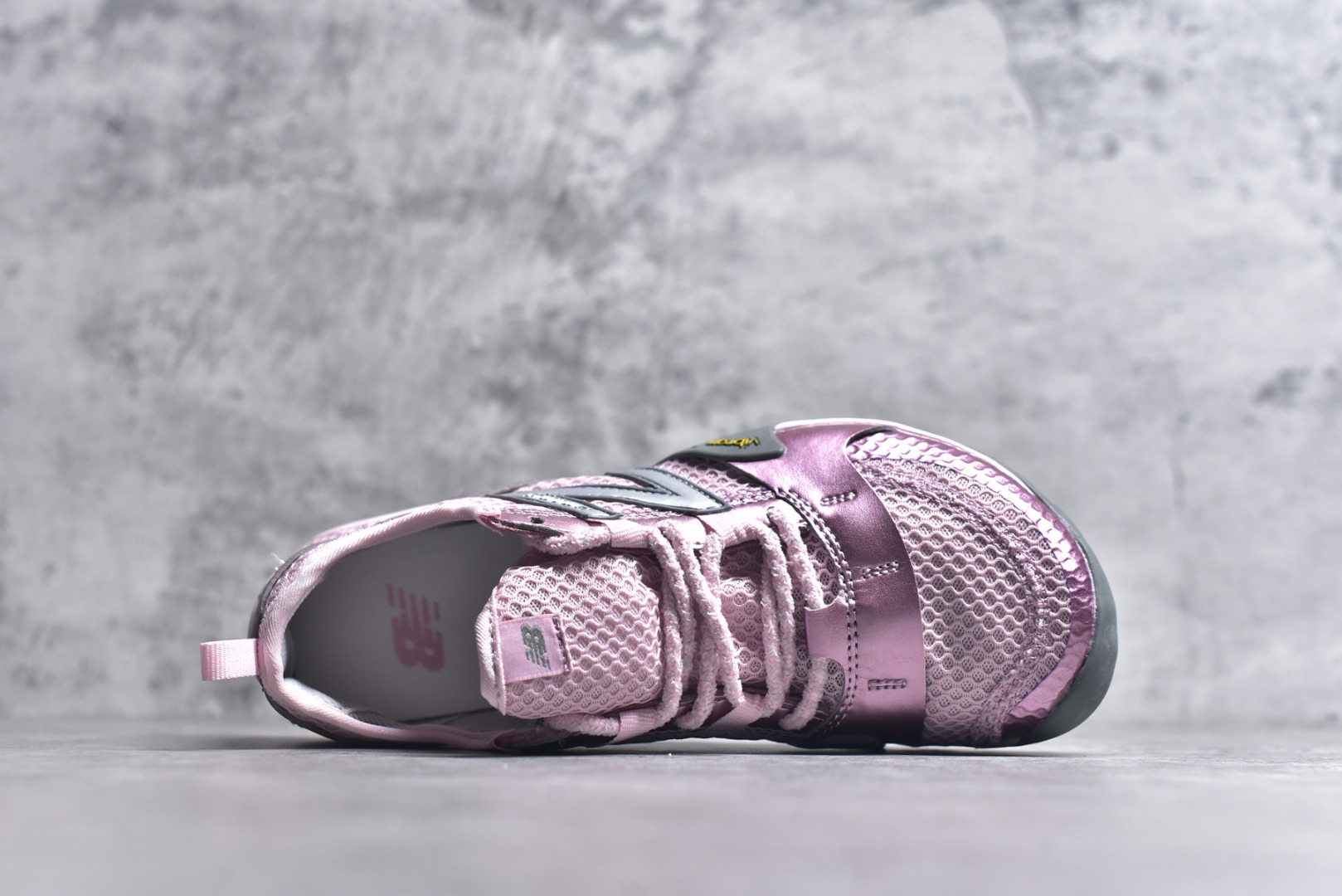 图片[4]-#New Balance MT10系列 薄系扁鞋风赤足生活休闲鞋 MT10OMA #鞋底采用Vibram橡胶大底，赋予卓越的抓地力，适合多种地形穿着。中底采用薄薄的缓冲层，提供舒适的穿着体验。鞋身紧贴脚面，形成良好的包裹性，减少脚在鞋内的移动与摩擦。4毫米的低坡差设计更适合自然的中足落地方式，尽可能贴近地面，让穿着者能够更贴近地面，感受大自然的每一丝呼吸。 尺码：36 37 37.5 38 38.5 39 40 40.5 41 42 42.5 43 44 45-选品中心