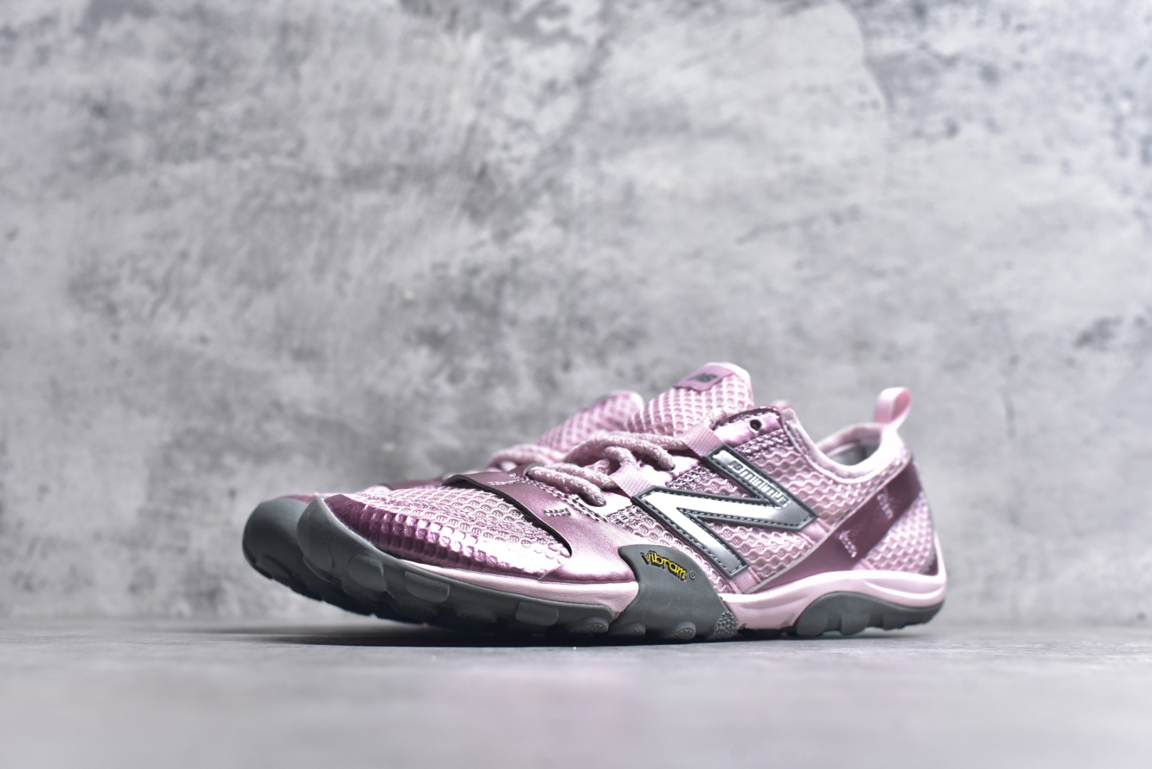 图片[2]-#New Balance MT10系列 薄系扁鞋风赤足生活休闲鞋 MT10OMA #鞋底采用Vibram橡胶大底，赋予卓越的抓地力，适合多种地形穿着。中底采用薄薄的缓冲层，提供舒适的穿着体验。鞋身紧贴脚面，形成良好的包裹性，减少脚在鞋内的移动与摩擦。4毫米的低坡差设计更适合自然的中足落地方式，尽可能贴近地面，让穿着者能够更贴近地面，感受大自然的每一丝呼吸。 尺码：36 37 37.5 38 38.5 39 40 40.5 41 42 42.5 43 44 45-选品中心