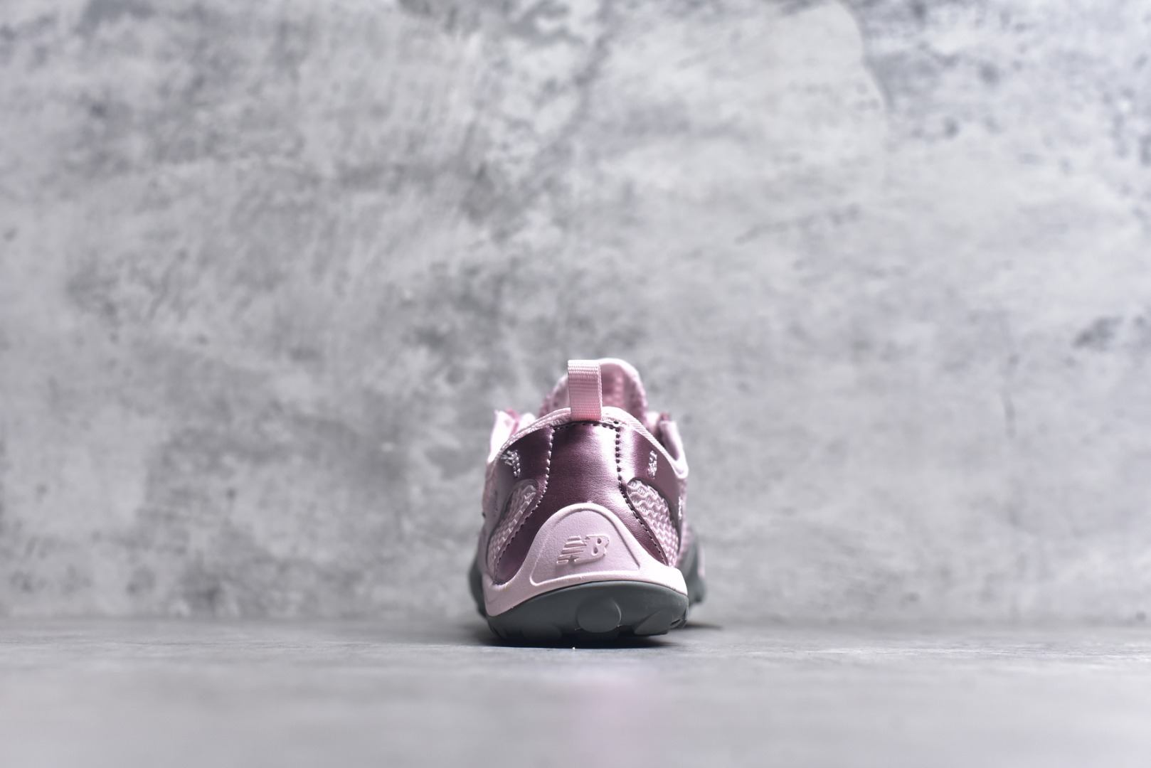 图片[5]-#New Balance MT10系列 薄系扁鞋风赤足生活休闲鞋 MT10OMA #鞋底采用Vibram橡胶大底，赋予卓越的抓地力，适合多种地形穿着。中底采用薄薄的缓冲层，提供舒适的穿着体验。鞋身紧贴脚面，形成良好的包裹性，减少脚在鞋内的移动与摩擦。4毫米的低坡差设计更适合自然的中足落地方式，尽可能贴近地面，让穿着者能够更贴近地面，感受大自然的每一丝呼吸。 尺码：36 37 37.5 38 38.5 39 40 40.5 41 42 42.5 43 44 45-选品中心