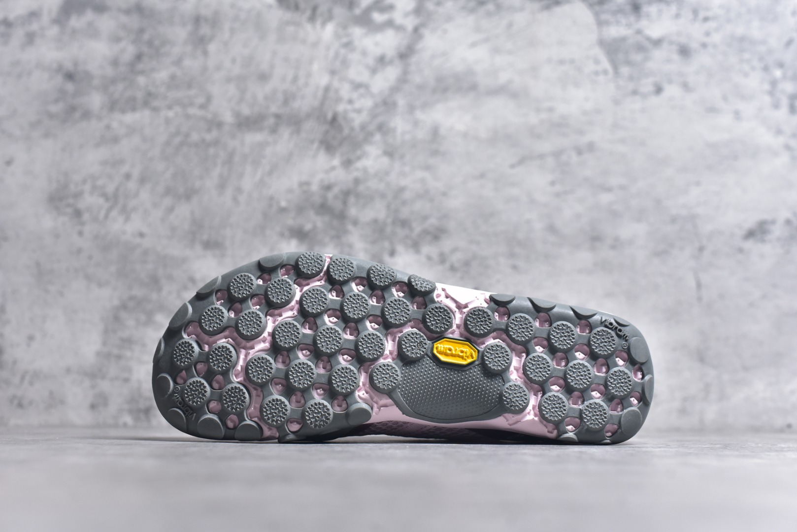 图片[6]-#New Balance MT10系列 薄系扁鞋风赤足生活休闲鞋 MT10OMA #鞋底采用Vibram橡胶大底，赋予卓越的抓地力，适合多种地形穿着。中底采用薄薄的缓冲层，提供舒适的穿着体验。鞋身紧贴脚面，形成良好的包裹性，减少脚在鞋内的移动与摩擦。4毫米的低坡差设计更适合自然的中足落地方式，尽可能贴近地面，让穿着者能够更贴近地面，感受大自然的每一丝呼吸。 尺码：36 37 37.5 38 38.5 39 40 40.5 41 42 42.5 43 44 45-选品中心