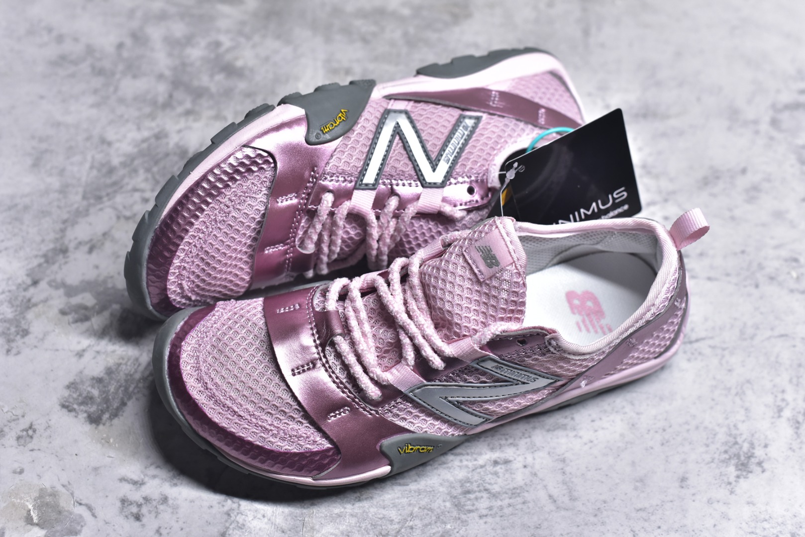 图片[7]-#New Balance MT10系列 薄系扁鞋风赤足生活休闲鞋 MT10OMA #鞋底采用Vibram橡胶大底，赋予卓越的抓地力，适合多种地形穿着。中底采用薄薄的缓冲层，提供舒适的穿着体验。鞋身紧贴脚面，形成良好的包裹性，减少脚在鞋内的移动与摩擦。4毫米的低坡差设计更适合自然的中足落地方式，尽可能贴近地面，让穿着者能够更贴近地面，感受大自然的每一丝呼吸。 尺码：36 37 37.5 38 38.5 39 40 40.5 41 42 42.5 43 44 45-选品中心