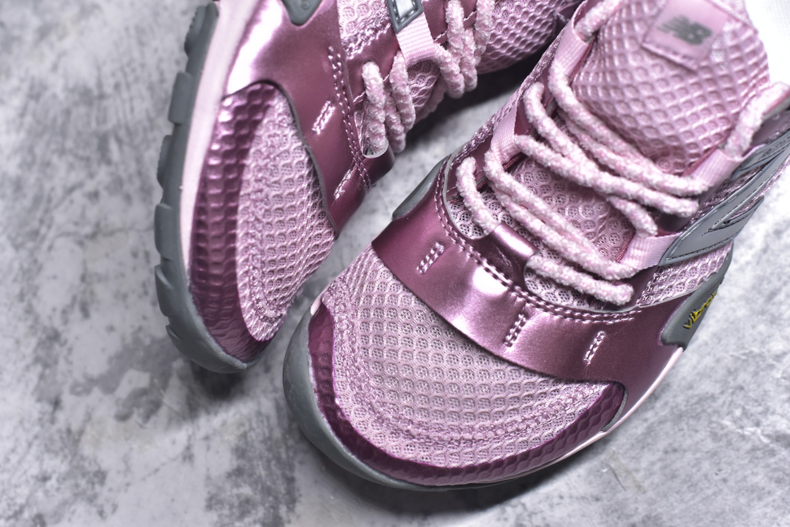 图片[8]-#New Balance MT10系列 薄系扁鞋风赤足生活休闲鞋 MT10OMA #鞋底采用Vibram橡胶大底，赋予卓越的抓地力，适合多种地形穿着。中底采用薄薄的缓冲层，提供舒适的穿着体验。鞋身紧贴脚面，形成良好的包裹性，减少脚在鞋内的移动与摩擦。4毫米的低坡差设计更适合自然的中足落地方式，尽可能贴近地面，让穿着者能够更贴近地面，感受大自然的每一丝呼吸。 尺码：36 37 37.5 38 38.5 39 40 40.5 41 42 42.5 43 44 45-选品中心