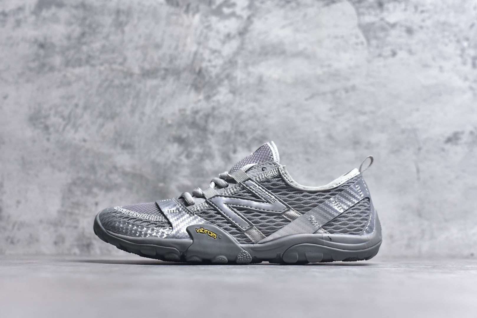 #New Balance MT10系列 薄系扁鞋风赤足生活休闲鞋 MT10OAB #鞋底采用Vibram橡胶大底，赋予卓越的抓地力，适合多种地形穿着。中底采用薄薄的缓冲层，提供舒适的穿着体验。鞋身紧贴脚面，形成良好的包裹性，减少脚在鞋内的移动与摩擦。4毫米的低坡差设计更适合自然的中足落地方式，尽可能贴近地面，让穿着者能够更贴近地面，感受大自然的每一丝呼吸。 尺码：36 37 37.5 38 38.5 39 40 40.5 41 42 42.5 43 44 45-选品中心