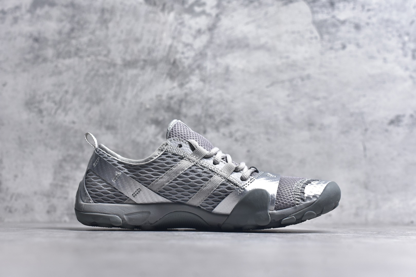 图片[3]-#New Balance MT10系列 薄系扁鞋风赤足生活休闲鞋 MT10OAB #鞋底采用Vibram橡胶大底，赋予卓越的抓地力，适合多种地形穿着。中底采用薄薄的缓冲层，提供舒适的穿着体验。鞋身紧贴脚面，形成良好的包裹性，减少脚在鞋内的移动与摩擦。4毫米的低坡差设计更适合自然的中足落地方式，尽可能贴近地面，让穿着者能够更贴近地面，感受大自然的每一丝呼吸。 尺码：36 37 37.5 38 38.5 39 40 40.5 41 42 42.5 43 44 45-选品中心