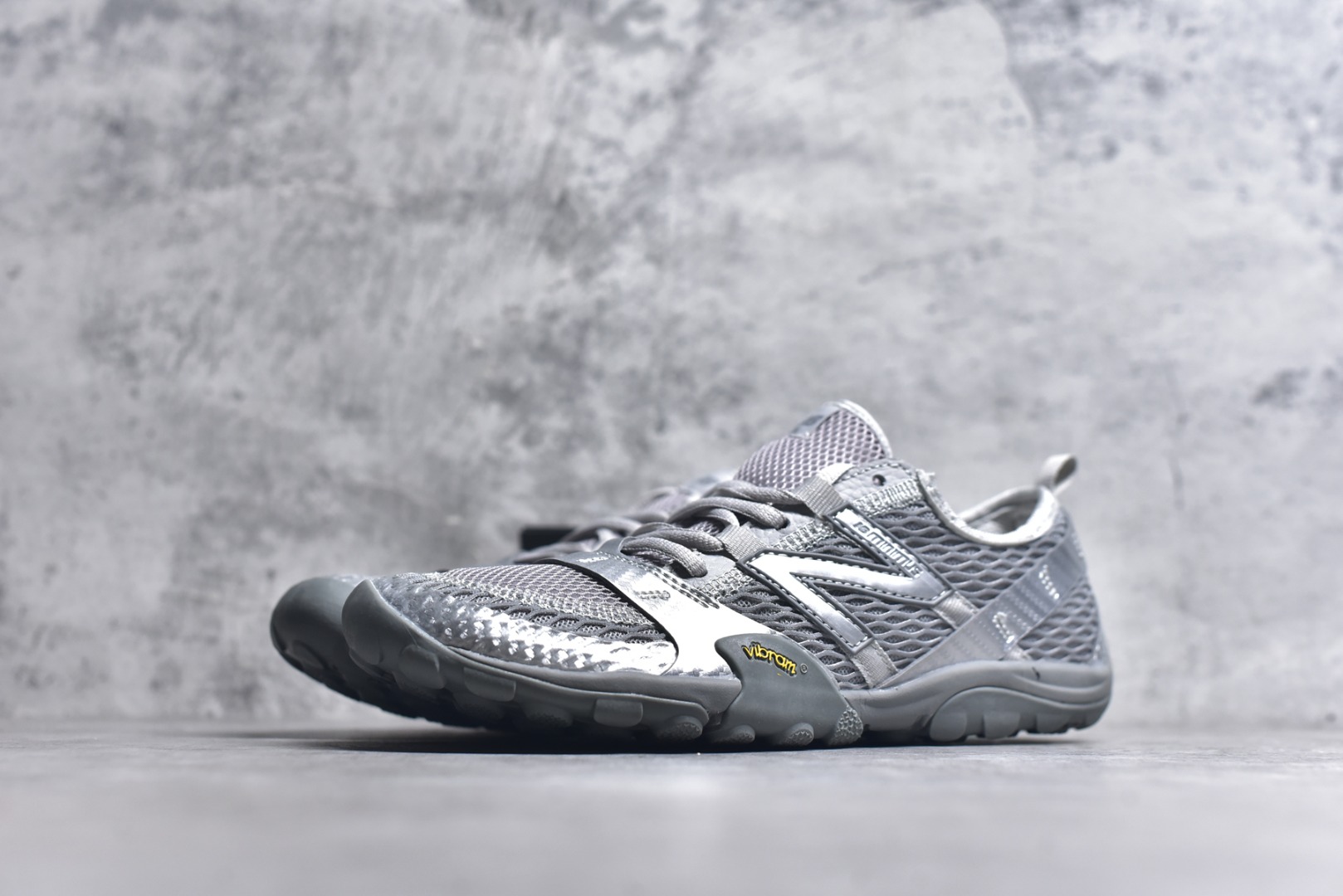 图片[2]-#New Balance MT10系列 薄系扁鞋风赤足生活休闲鞋 MT10OAB #鞋底采用Vibram橡胶大底，赋予卓越的抓地力，适合多种地形穿着。中底采用薄薄的缓冲层，提供舒适的穿着体验。鞋身紧贴脚面，形成良好的包裹性，减少脚在鞋内的移动与摩擦。4毫米的低坡差设计更适合自然的中足落地方式，尽可能贴近地面，让穿着者能够更贴近地面，感受大自然的每一丝呼吸。 尺码：36 37 37.5 38 38.5 39 40 40.5 41 42 42.5 43 44 45-选品中心