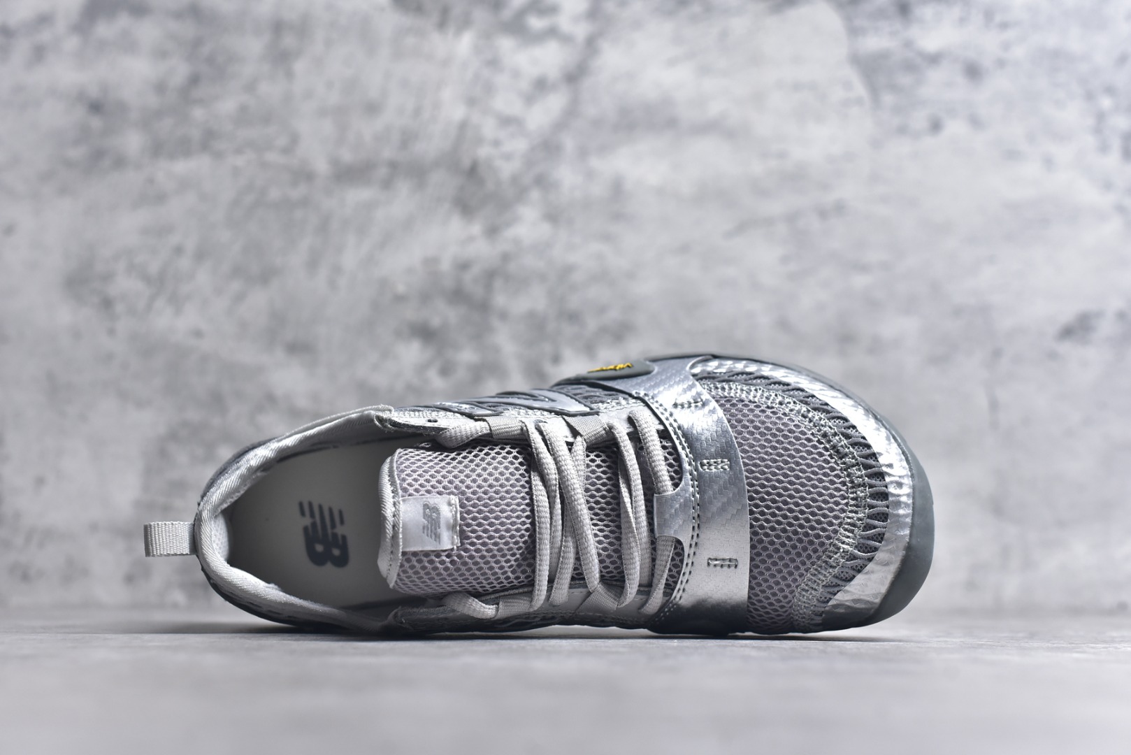 图片[4]-#New Balance MT10系列 薄系扁鞋风赤足生活休闲鞋 MT10OAB #鞋底采用Vibram橡胶大底，赋予卓越的抓地力，适合多种地形穿着。中底采用薄薄的缓冲层，提供舒适的穿着体验。鞋身紧贴脚面，形成良好的包裹性，减少脚在鞋内的移动与摩擦。4毫米的低坡差设计更适合自然的中足落地方式，尽可能贴近地面，让穿着者能够更贴近地面，感受大自然的每一丝呼吸。 尺码：36 37 37.5 38 38.5 39 40 40.5 41 42 42.5 43 44 45-选品中心