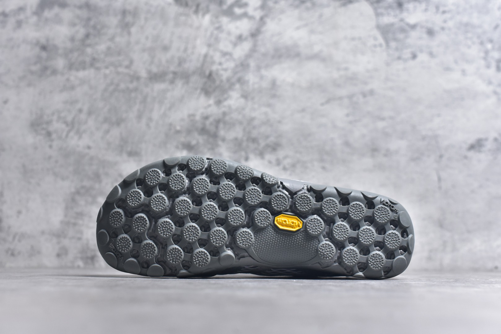 图片[6]-#New Balance MT10系列 薄系扁鞋风赤足生活休闲鞋 MT10OAB #鞋底采用Vibram橡胶大底，赋予卓越的抓地力，适合多种地形穿着。中底采用薄薄的缓冲层，提供舒适的穿着体验。鞋身紧贴脚面，形成良好的包裹性，减少脚在鞋内的移动与摩擦。4毫米的低坡差设计更适合自然的中足落地方式，尽可能贴近地面，让穿着者能够更贴近地面，感受大自然的每一丝呼吸。 尺码：36 37 37.5 38 38.5 39 40 40.5 41 42 42.5 43 44 45-选品中心