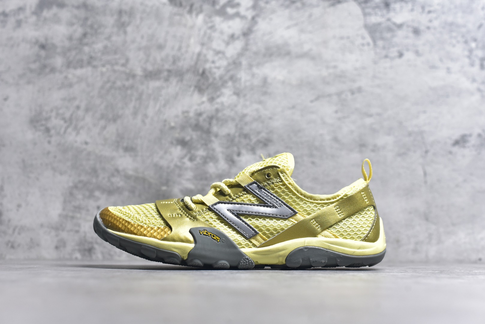 #New Balance MT10系列 薄系扁鞋风赤足生活休闲鞋 MT10OMB #鞋底采用Vibram橡胶大底，赋予卓越的抓地力，适合多种地形穿着。中底采用薄薄的缓冲层，提供舒适的穿着体验。鞋身紧贴脚面，形成良好的包裹性，减少脚在鞋内的移动与摩擦。4毫米的低坡差设计更适合自然的中足落地方式，尽可能贴近地面，让穿着者能够更贴近地面，感受大自然的每一丝呼吸。 尺码：36 37 37.5 38 38.5 39 40 40.5 41 42 42.5 43 44 45-选品中心