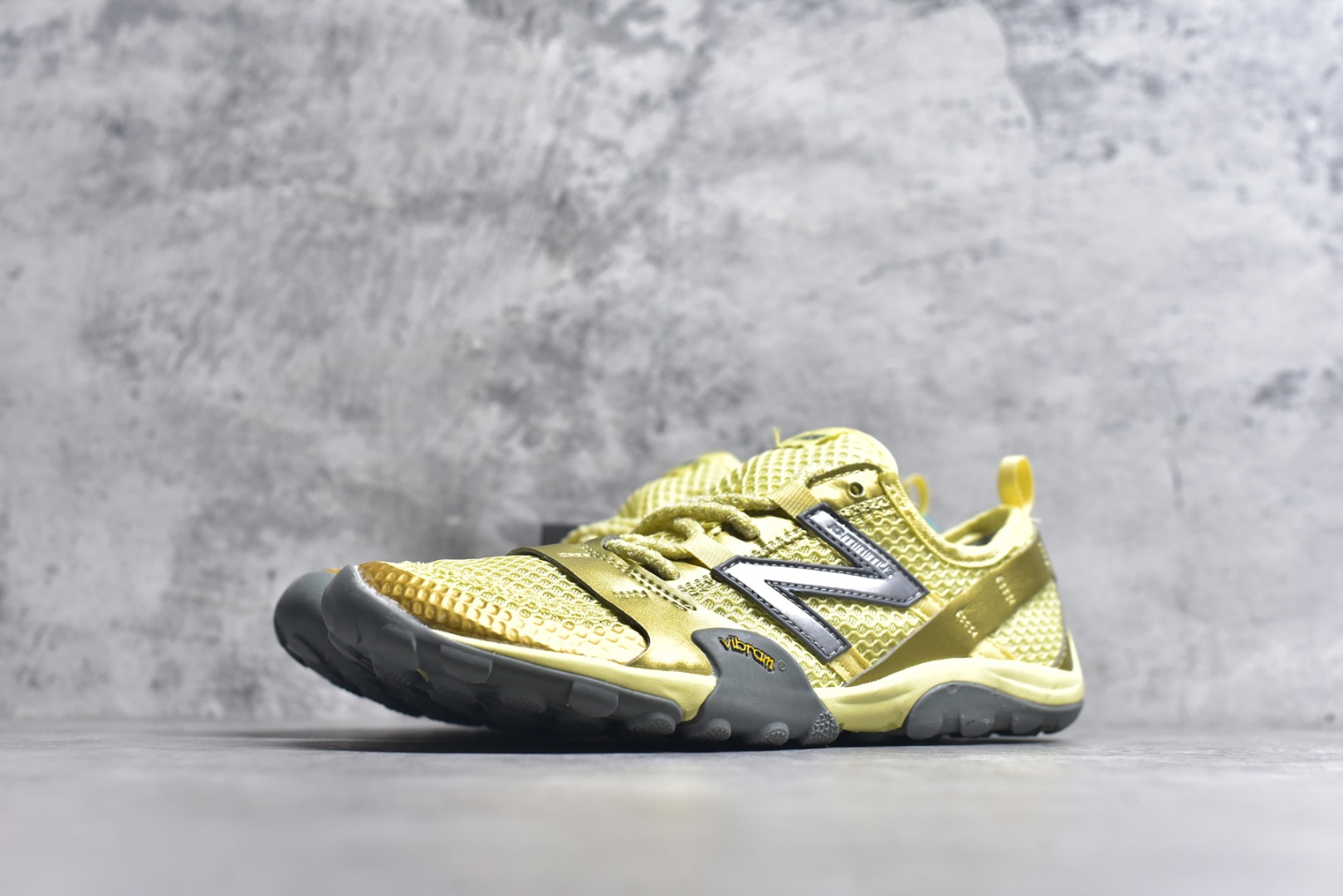 图片[2]-#New Balance MT10系列 薄系扁鞋风赤足生活休闲鞋 MT10OMB #鞋底采用Vibram橡胶大底，赋予卓越的抓地力，适合多种地形穿着。中底采用薄薄的缓冲层，提供舒适的穿着体验。鞋身紧贴脚面，形成良好的包裹性，减少脚在鞋内的移动与摩擦。4毫米的低坡差设计更适合自然的中足落地方式，尽可能贴近地面，让穿着者能够更贴近地面，感受大自然的每一丝呼吸。 尺码：36 37 37.5 38 38.5 39 40 40.5 41 42 42.5 43 44 45-选品中心