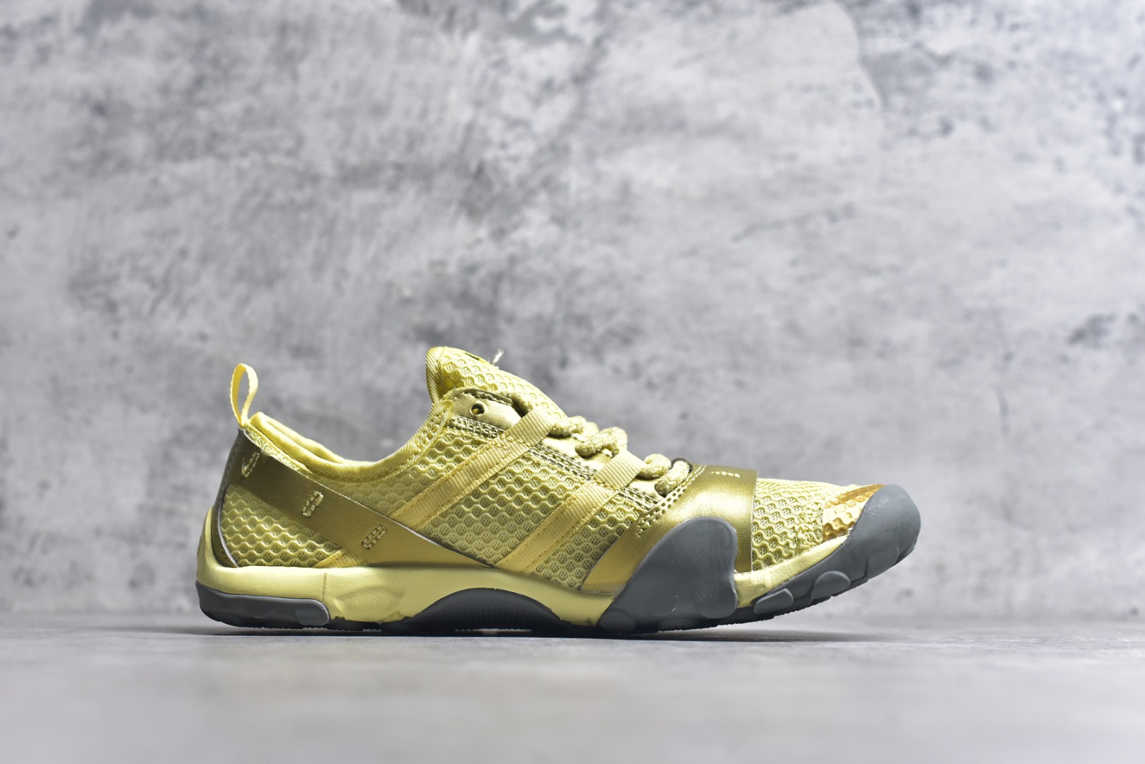 图片[3]-#New Balance MT10系列 薄系扁鞋风赤足生活休闲鞋 MT10OMB #鞋底采用Vibram橡胶大底，赋予卓越的抓地力，适合多种地形穿着。中底采用薄薄的缓冲层，提供舒适的穿着体验。鞋身紧贴脚面，形成良好的包裹性，减少脚在鞋内的移动与摩擦。4毫米的低坡差设计更适合自然的中足落地方式，尽可能贴近地面，让穿着者能够更贴近地面，感受大自然的每一丝呼吸。 尺码：36 37 37.5 38 38.5 39 40 40.5 41 42 42.5 43 44 45-选品中心
