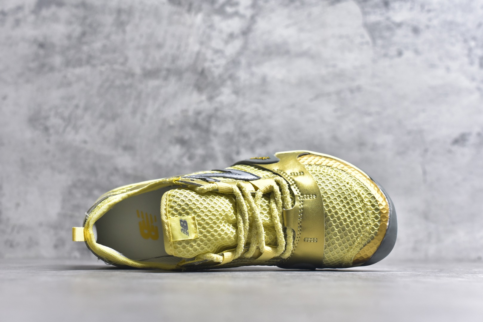 图片[4]-#New Balance MT10系列 薄系扁鞋风赤足生活休闲鞋 MT10OMB #鞋底采用Vibram橡胶大底，赋予卓越的抓地力，适合多种地形穿着。中底采用薄薄的缓冲层，提供舒适的穿着体验。鞋身紧贴脚面，形成良好的包裹性，减少脚在鞋内的移动与摩擦。4毫米的低坡差设计更适合自然的中足落地方式，尽可能贴近地面，让穿着者能够更贴近地面，感受大自然的每一丝呼吸。 尺码：36 37 37.5 38 38.5 39 40 40.5 41 42 42.5 43 44 45-选品中心