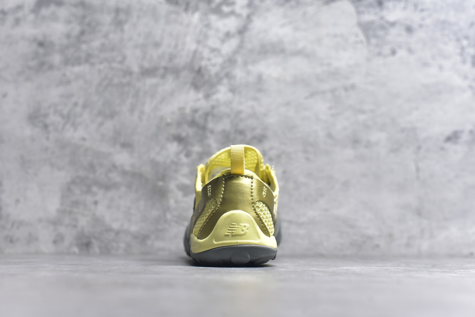 图片[5]-#New Balance MT10系列 薄系扁鞋风赤足生活休闲鞋 MT10OMB #鞋底采用Vibram橡胶大底，赋予卓越的抓地力，适合多种地形穿着。中底采用薄薄的缓冲层，提供舒适的穿着体验。鞋身紧贴脚面，形成良好的包裹性，减少脚在鞋内的移动与摩擦。4毫米的低坡差设计更适合自然的中足落地方式，尽可能贴近地面，让穿着者能够更贴近地面，感受大自然的每一丝呼吸。 尺码：36 37 37.5 38 38.5 39 40 40.5 41 42 42.5 43 44 45-选品中心