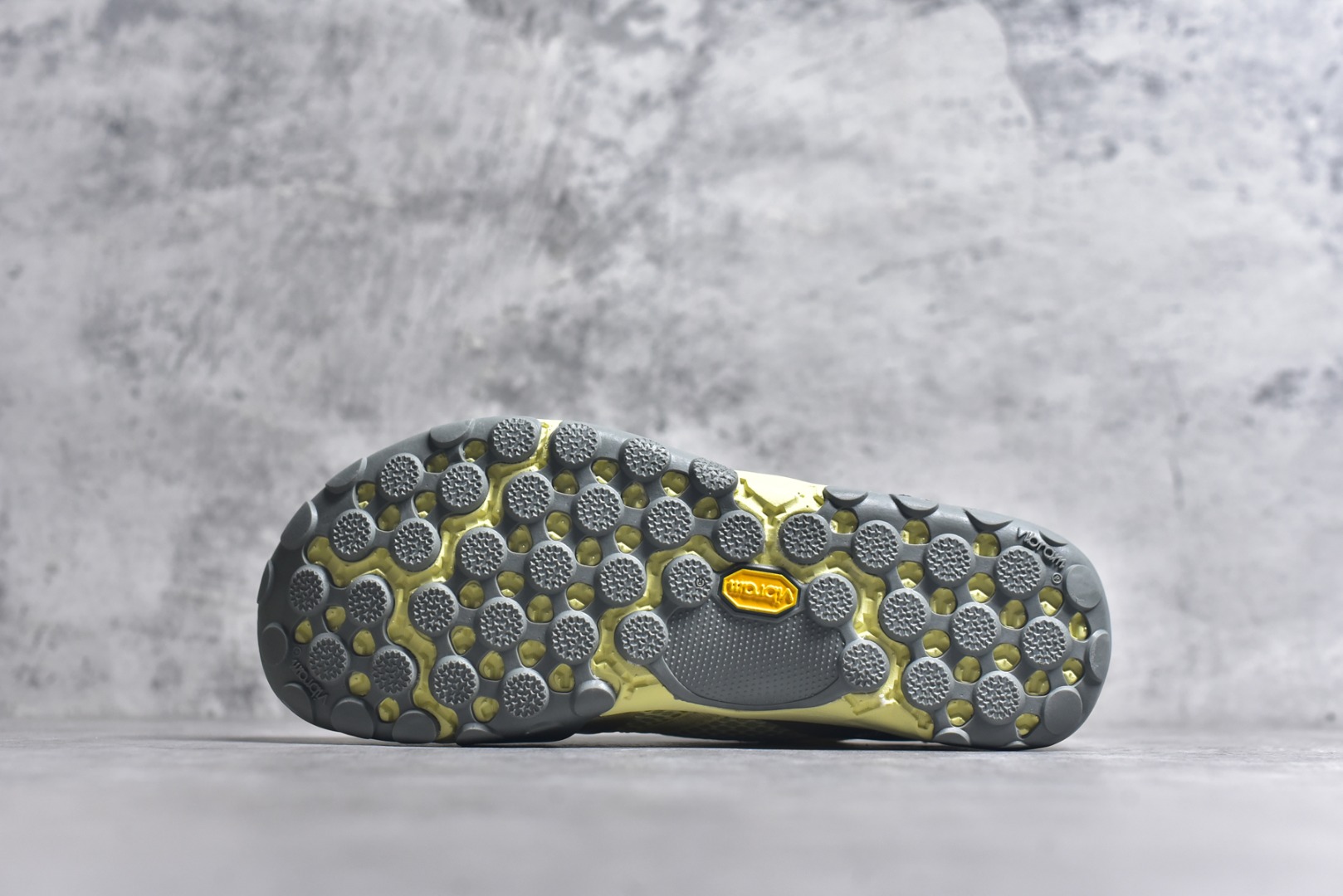 图片[6]-#New Balance MT10系列 薄系扁鞋风赤足生活休闲鞋 MT10OMB #鞋底采用Vibram橡胶大底，赋予卓越的抓地力，适合多种地形穿着。中底采用薄薄的缓冲层，提供舒适的穿着体验。鞋身紧贴脚面，形成良好的包裹性，减少脚在鞋内的移动与摩擦。4毫米的低坡差设计更适合自然的中足落地方式，尽可能贴近地面，让穿着者能够更贴近地面，感受大自然的每一丝呼吸。 尺码：36 37 37.5 38 38.5 39 40 40.5 41 42 42.5 43 44 45-选品中心