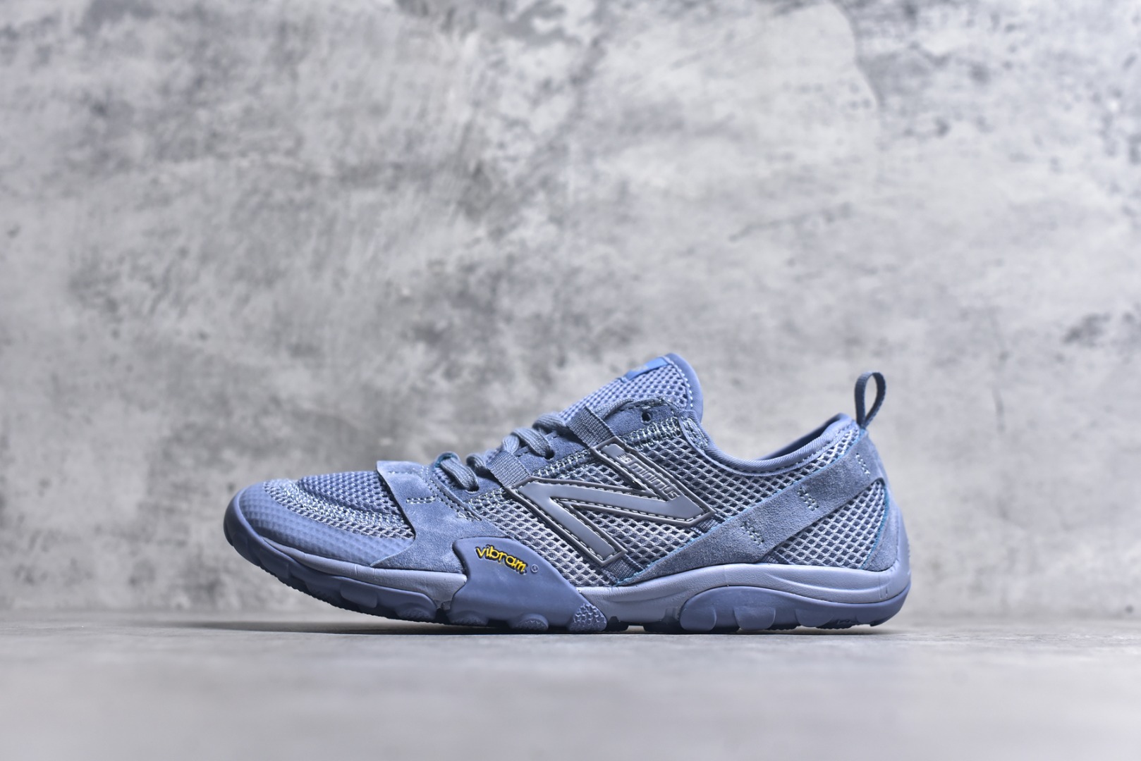 #New Balance MT10系列 薄系扁鞋风赤足生活休闲鞋 MT10OAD #鞋底采用Vibram橡胶大底，赋予卓越的抓地力，适合多种地形穿着。中底采用薄薄的缓冲层，提供舒适的穿着体验。鞋身紧贴脚面，形成良好的包裹性，减少脚在鞋内的移动与摩擦。4毫米的低坡差设计更适合自然的中足落地方式，尽可能贴近地面，让穿着者能够更贴近地面，感受大自然的每一丝呼吸。 尺码：36 37 37.5 38 38.5 39 40 40.5 41 42 42.5 43 44 45-选品中心