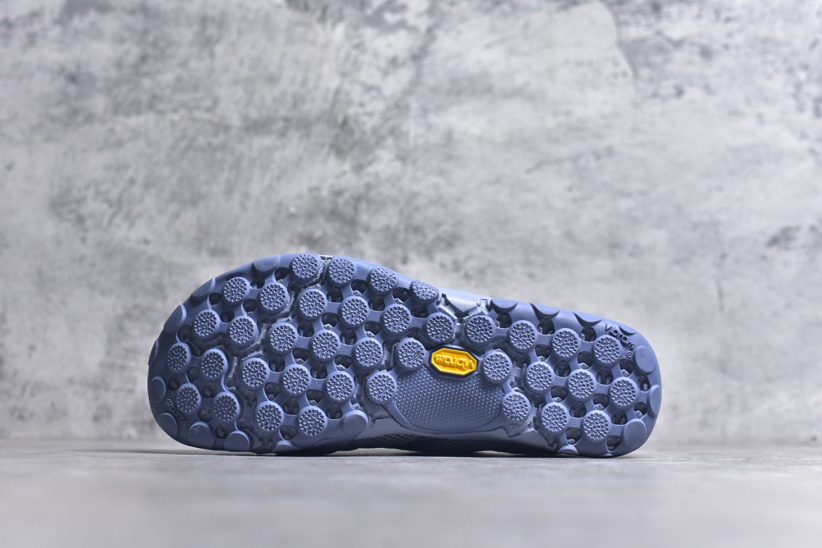 图片[6]-#New Balance MT10系列 薄系扁鞋风赤足生活休闲鞋 MT10OAD #鞋底采用Vibram橡胶大底，赋予卓越的抓地力，适合多种地形穿着。中底采用薄薄的缓冲层，提供舒适的穿着体验。鞋身紧贴脚面，形成良好的包裹性，减少脚在鞋内的移动与摩擦。4毫米的低坡差设计更适合自然的中足落地方式，尽可能贴近地面，让穿着者能够更贴近地面，感受大自然的每一丝呼吸。 尺码：36 37 37.5 38 38.5 39 40 40.5 41 42 42.5 43 44 45-选品中心