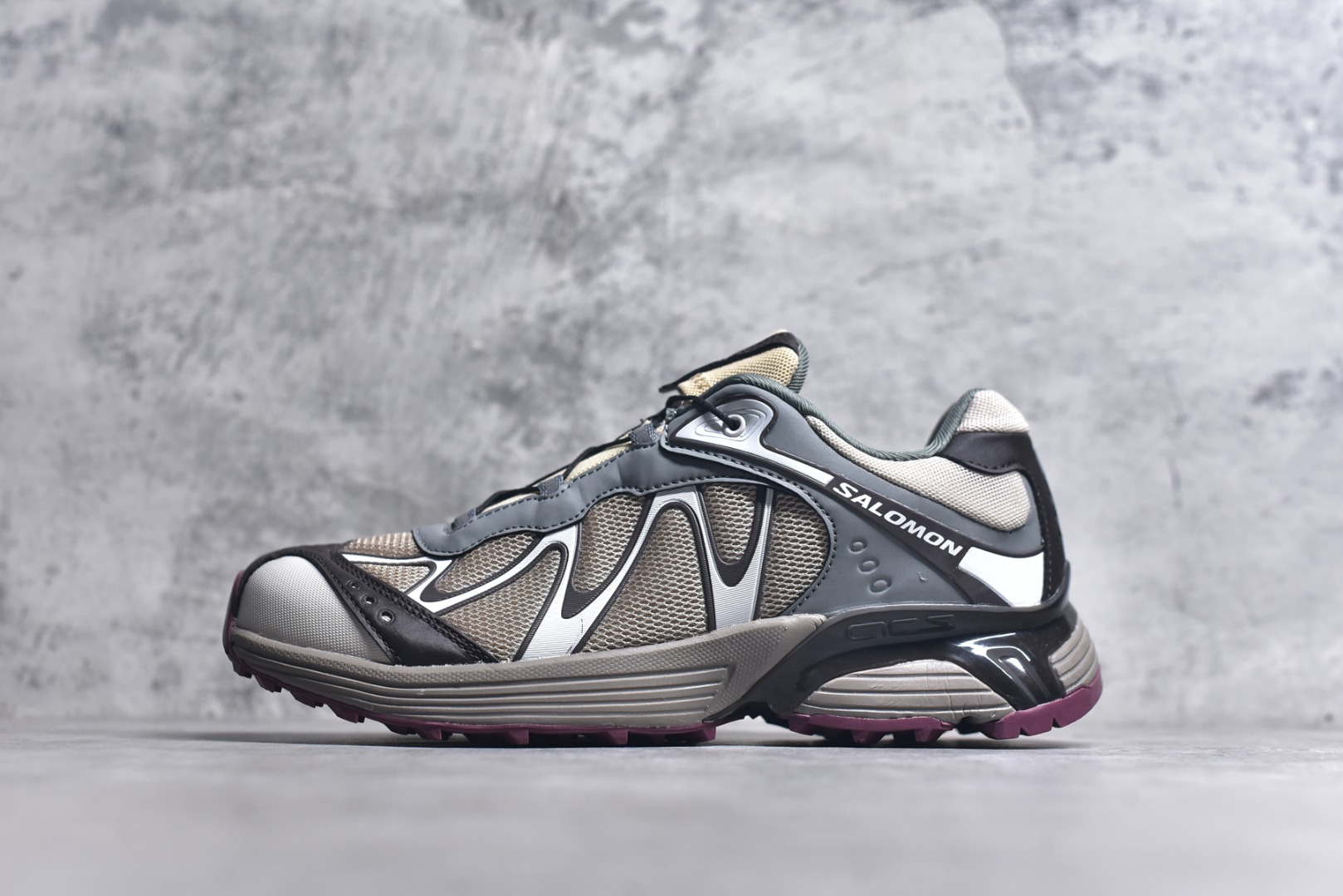 #SALOMON萨洛蒙 XT-WHISPER 时尚 舒适減震防滑耐磨 低帮跑步鞋 鞋面采用SENSIFIT贴合技术 全方位贴合包裹脚型 鞋跟部鞋底牵引设计 提供强大的抓地性能 更适应野外崎岖不平的道路 其3D ADVANCED CHASSIS底盘 材料轻量大化 钉齿设计更具稳定性、防护性 鞋底易磨损区运用CONTAGRIP高耐磨材料 应对城市硬质路面长距离跑考验 货号：477618-29 尺码：36 36.5 37.5 38 38.5 39 40 40.5 41 42 42.5 43 44 45-选品中心