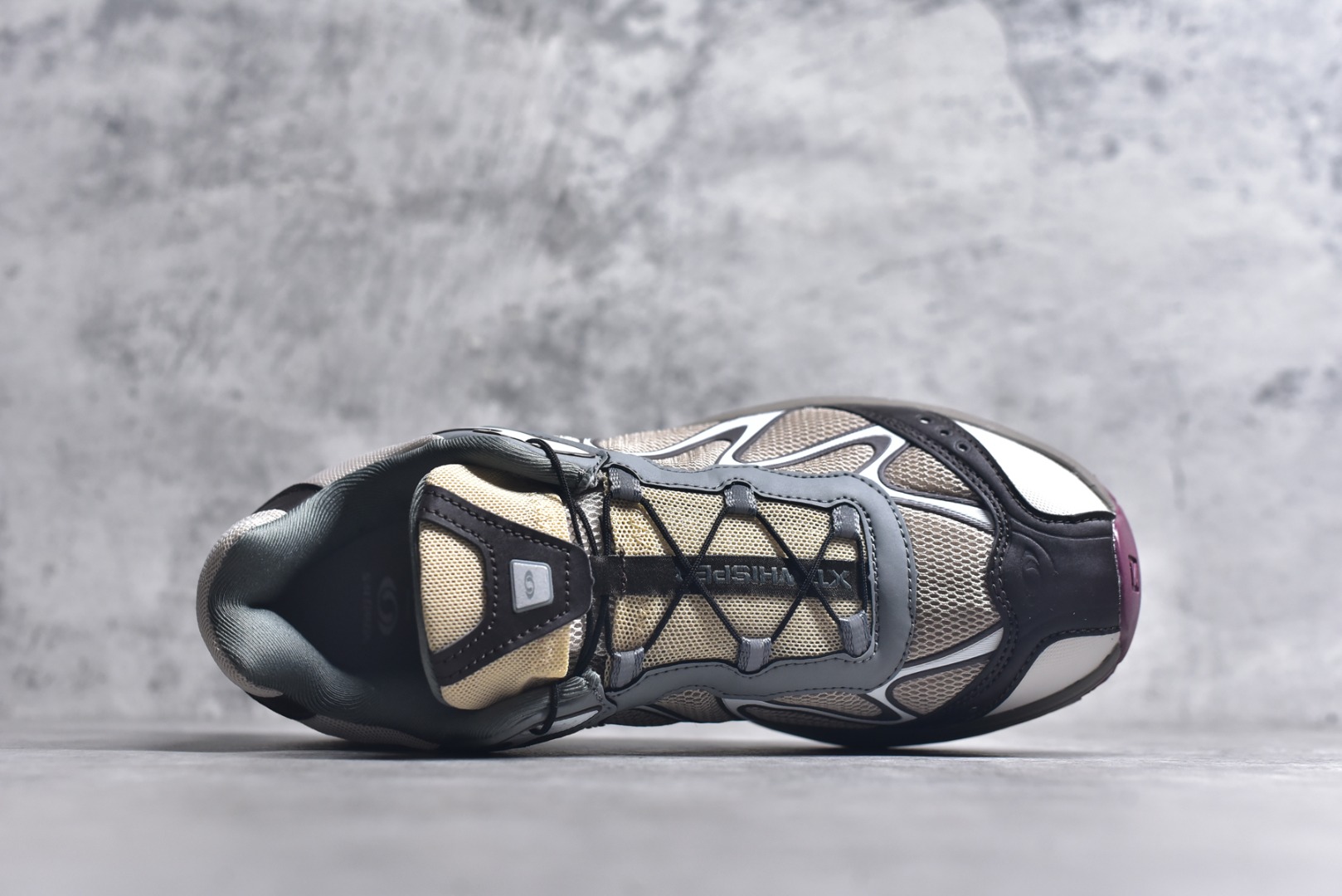 图片[4]-#SALOMON萨洛蒙 XT-WHISPER 时尚 舒适減震防滑耐磨 低帮跑步鞋 鞋面采用SENSIFIT贴合技术 全方位贴合包裹脚型 鞋跟部鞋底牵引设计 提供强大的抓地性能 更适应野外崎岖不平的道路 其3D ADVANCED CHASSIS底盘 材料轻量大化 钉齿设计更具稳定性、防护性 鞋底易磨损区运用CONTAGRIP高耐磨材料 应对城市硬质路面长距离跑考验 货号：477618-29 尺码：36 36.5 37.5 38 38.5 39 40 40.5 41 42 42.5 43 44 45-选品中心