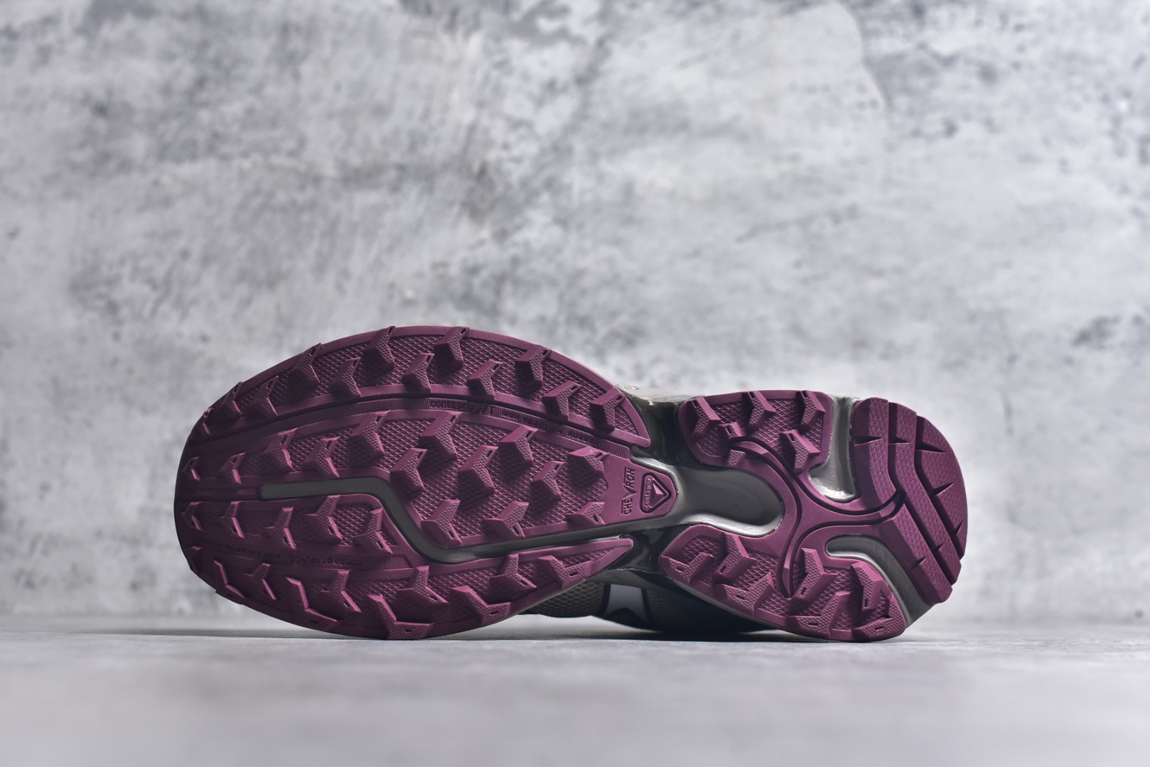 图片[6]-#SALOMON萨洛蒙 XT-WHISPER 时尚 舒适減震防滑耐磨 低帮跑步鞋 鞋面采用SENSIFIT贴合技术 全方位贴合包裹脚型 鞋跟部鞋底牵引设计 提供强大的抓地性能 更适应野外崎岖不平的道路 其3D ADVANCED CHASSIS底盘 材料轻量大化 钉齿设计更具稳定性、防护性 鞋底易磨损区运用CONTAGRIP高耐磨材料 应对城市硬质路面长距离跑考验 货号：477618-29 尺码：36 36.5 37.5 38 38.5 39 40 40.5 41 42 42.5 43 44 45-选品中心
