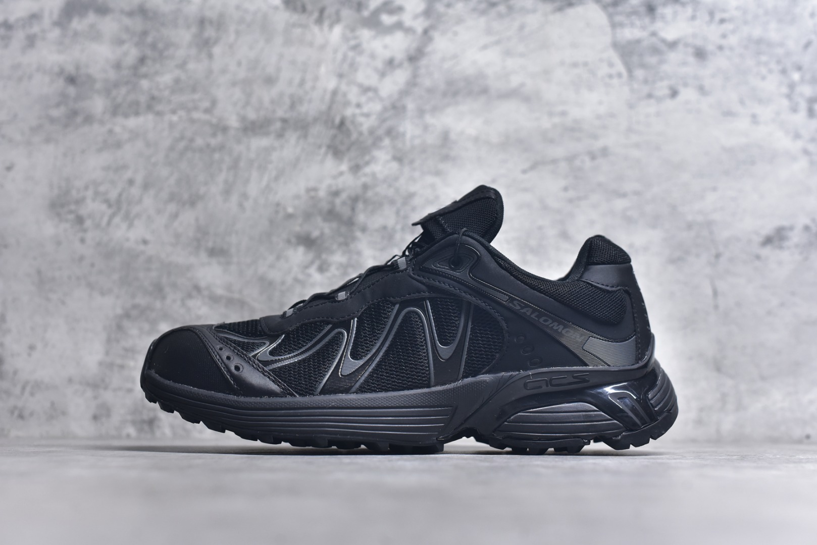 #SALOMON萨洛蒙 XT-WHISPER 时尚 舒适減震防滑耐磨 低帮跑步鞋 鞋面采用SENSIFIT贴合技术 全方位贴合包裹脚型 鞋跟部鞋底牵引设计 提供强大的抓地性能 更适应野外崎岖不平的道路 其3D ADVANCED CHASSIS底盘 材料轻量大化 钉齿设计更具稳定性、防护性 鞋底易磨损区运用CONTAGRIP高耐磨材料 应对城市硬质路面长距离跑考验 货号：477620-28 尺码：36 36.5 37.5 38 38.5 39 40 40.5 41 42 42.5 43 44 45-选品中心