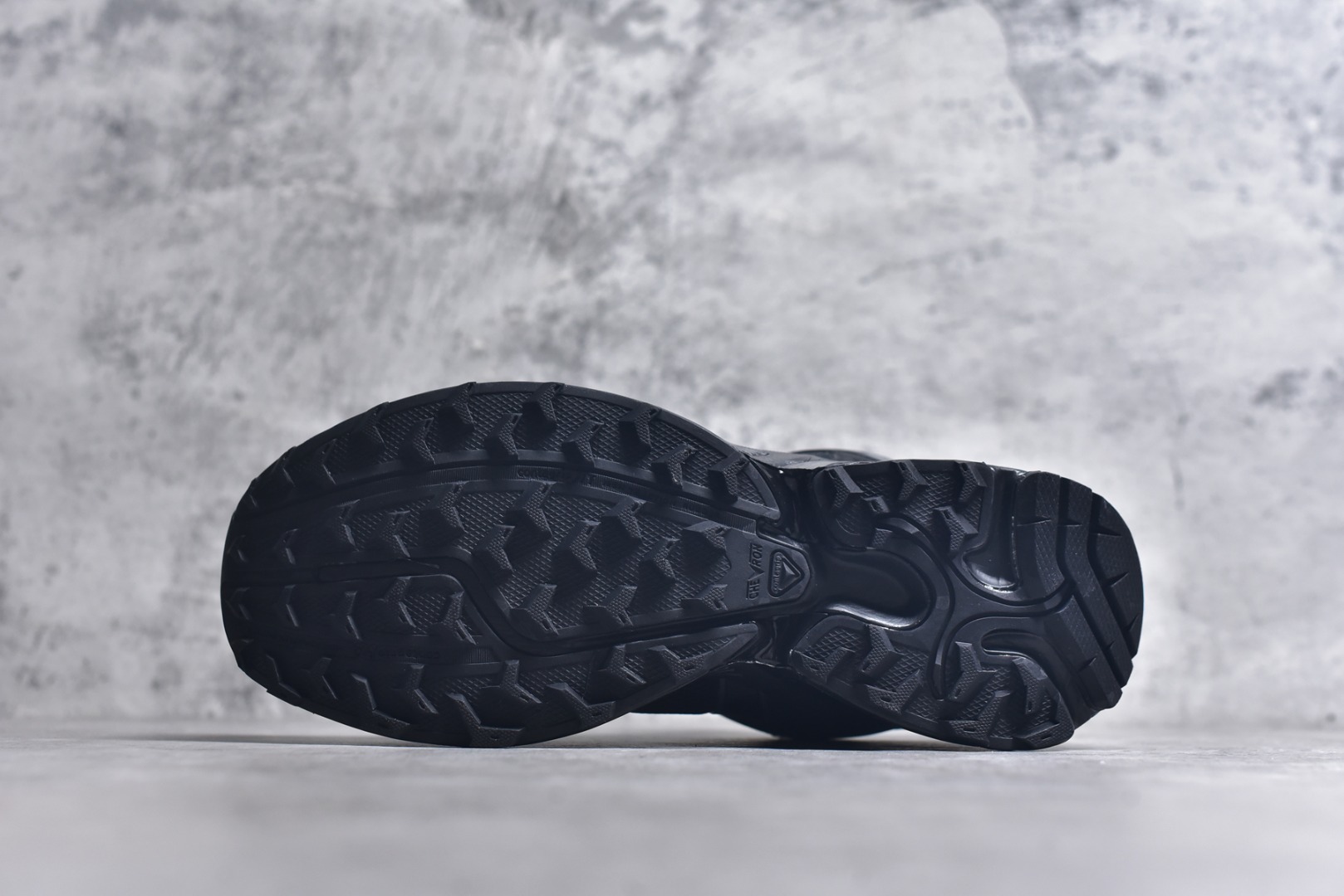 图片[6]-#SALOMON萨洛蒙 XT-WHISPER 时尚 舒适減震防滑耐磨 低帮跑步鞋 鞋面采用SENSIFIT贴合技术 全方位贴合包裹脚型 鞋跟部鞋底牵引设计 提供强大的抓地性能 更适应野外崎岖不平的道路 其3D ADVANCED CHASSIS底盘 材料轻量大化 钉齿设计更具稳定性、防护性 鞋底易磨损区运用CONTAGRIP高耐磨材料 应对城市硬质路面长距离跑考验 货号：477620-28 尺码：36 36.5 37.5 38 38.5 39 40 40.5 41 42 42.5 43 44 45-选品中心