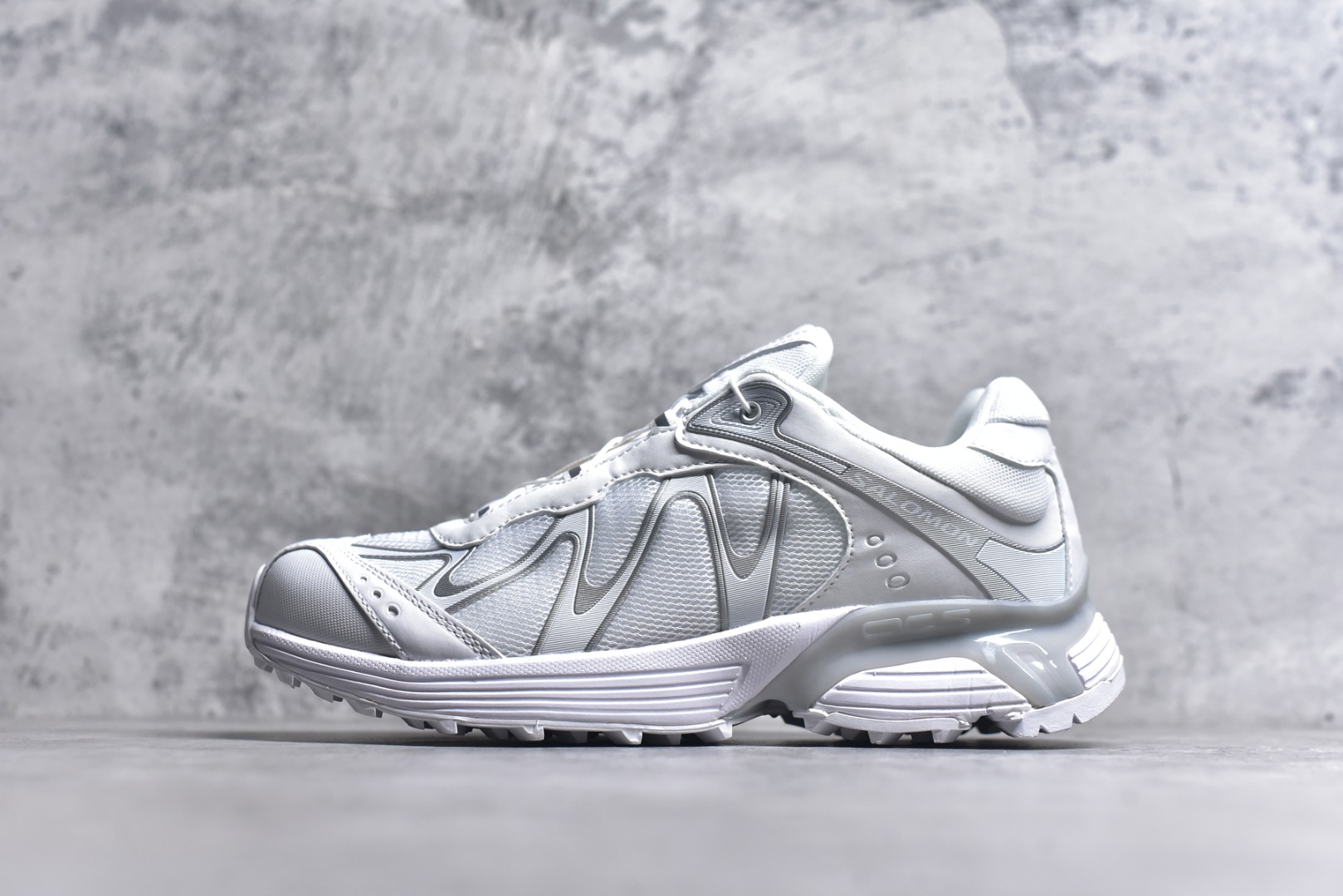 #SALOMON萨洛蒙 XT-WHISPER 时尚 舒适減震防滑耐磨 低帮跑步鞋 鞋面采用SENSIFIT贴合技术 全方位贴合包裹脚型 鞋跟部鞋底牵引设计 提供强大的抓地性能 更适应野外崎岖不平的道路 其3D ADVANCED CHASSIS底盘 材料轻量大化 钉齿设计更具稳定性、防护性 鞋底易磨损区运用CONTAGRIP高耐磨材料 应对城市硬质路面长距离跑考验 货号：477619-28 尺码：36 36.5 37.5 38 38.5 39 40 40.5 41 42 42.5 43 44 45-选品中心
