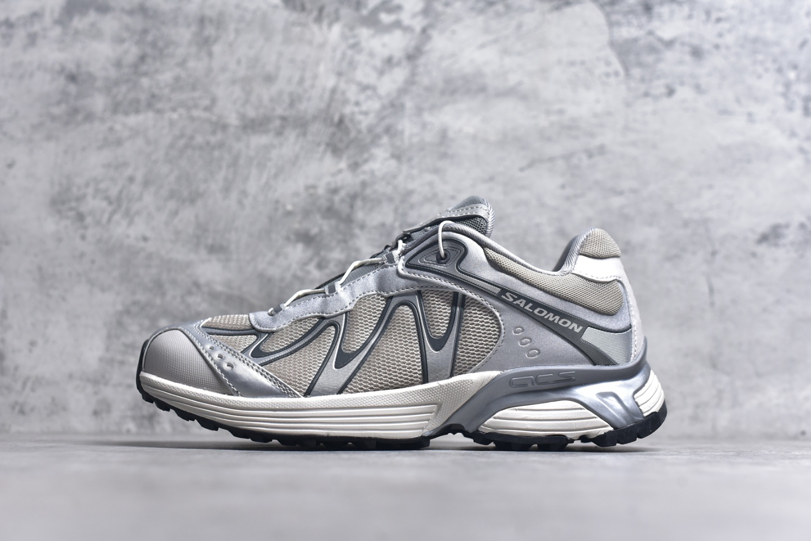 #SALOMON萨洛蒙 XT-WHISPER 时尚 舒适減震防滑耐磨 低帮跑步鞋 鞋面采用SENSIFIT贴合技术 全方位贴合包裹脚型 鞋跟部鞋底牵引设计 提供强大的抓地性能 更适应野外崎岖不平的道路 其3D ADVANCED CHASSIS底盘 材料轻量大化 钉齿设计更具稳定性、防护性 鞋底易磨损区运用CONTAGRIP高耐磨材料 应对城市硬质路面长距离跑考验 货号：478014-26 尺码：36 36.5 37.5 38 38.5 39 40 40.5 41 42 42.5 43 44 45-选品中心