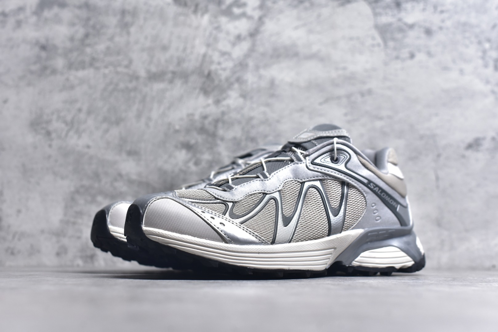 图片[2]-#SALOMON萨洛蒙 XT-WHISPER 时尚 舒适減震防滑耐磨 低帮跑步鞋 鞋面采用SENSIFIT贴合技术 全方位贴合包裹脚型 鞋跟部鞋底牵引设计 提供强大的抓地性能 更适应野外崎岖不平的道路 其3D ADVANCED CHASSIS底盘 材料轻量大化 钉齿设计更具稳定性、防护性 鞋底易磨损区运用CONTAGRIP高耐磨材料 应对城市硬质路面长距离跑考验 货号：478014-26 尺码：36 36.5 37.5 38 38.5 39 40 40.5 41 42 42.5 43 44 45-选品中心