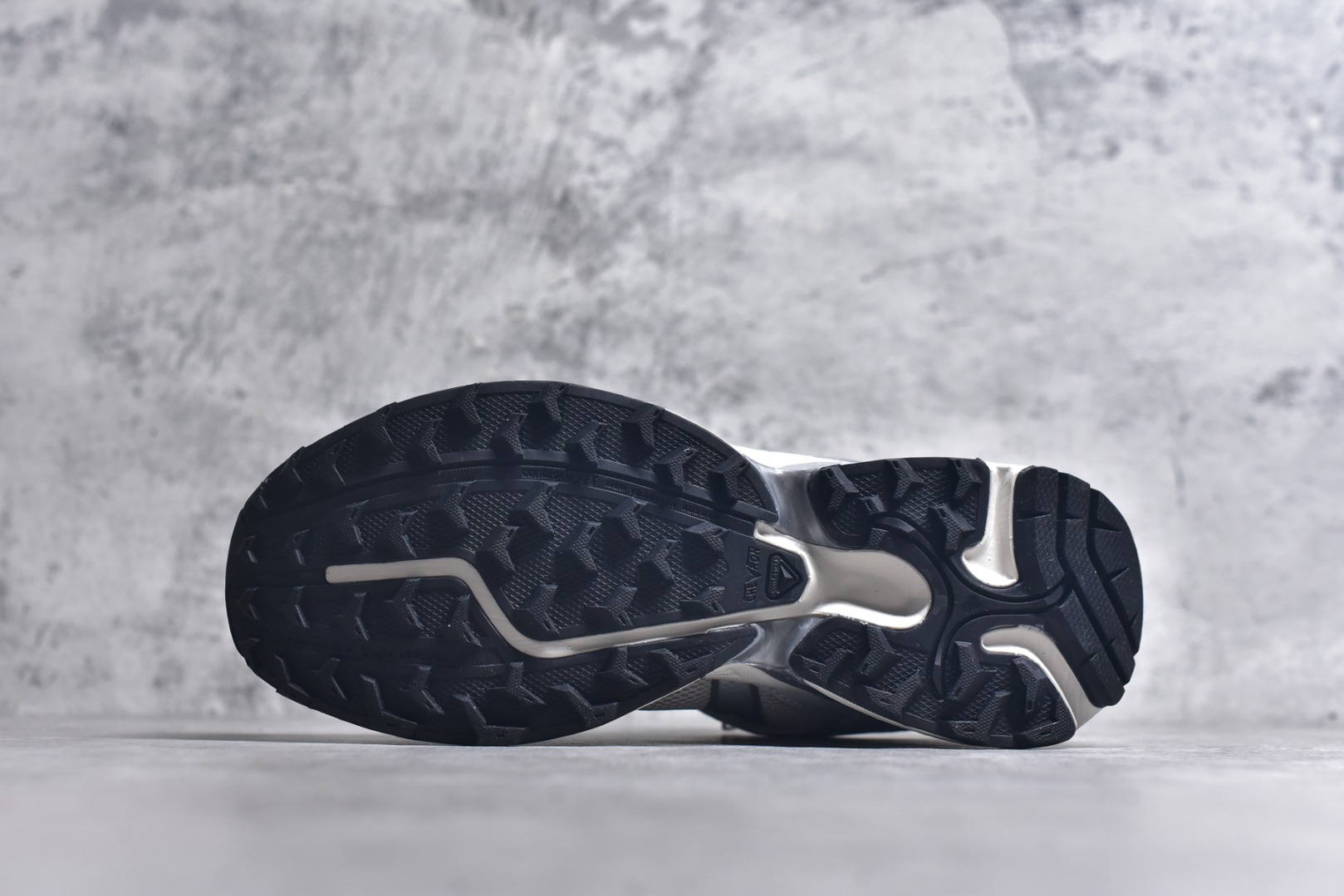 图片[6]-#SALOMON萨洛蒙 XT-WHISPER 时尚 舒适減震防滑耐磨 低帮跑步鞋 鞋面采用SENSIFIT贴合技术 全方位贴合包裹脚型 鞋跟部鞋底牵引设计 提供强大的抓地性能 更适应野外崎岖不平的道路 其3D ADVANCED CHASSIS底盘 材料轻量大化 钉齿设计更具稳定性、防护性 鞋底易磨损区运用CONTAGRIP高耐磨材料 应对城市硬质路面长距离跑考验 货号：478014-26 尺码：36 36.5 37.5 38 38.5 39 40 40.5 41 42 42.5 43 44 45-选品中心