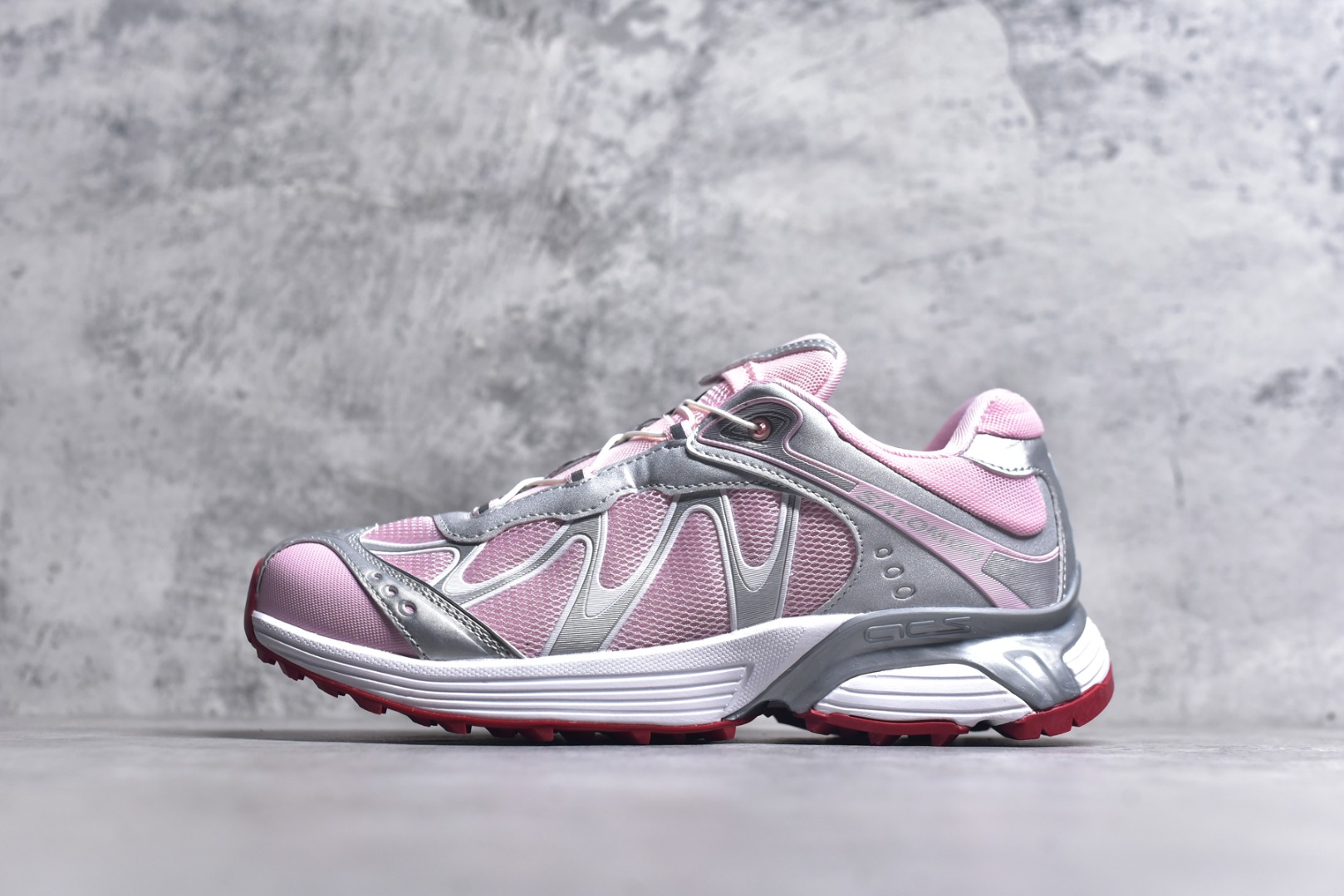 #SALOMON萨洛蒙 XT-WHISPER 时尚 舒适減震防滑耐磨 低帮跑步鞋 鞋面采用SENSIFIT贴合技术 全方位贴合包裹脚型 鞋跟部鞋底牵引设计 提供强大的抓地性能 更适应野外崎岖不平的道路 其3D ADVANCED CHASSIS底盘 材料轻量大化 钉齿设计更具稳定性、防护性 鞋底易磨损区运用CONTAGRIP高耐磨材料 应对城市硬质路面长距离跑考验 货号：478463-20 尺码：36 36.5 37.5 38 38.5 39 40 40.5 41 42 42.5 43 44 45-选品中心