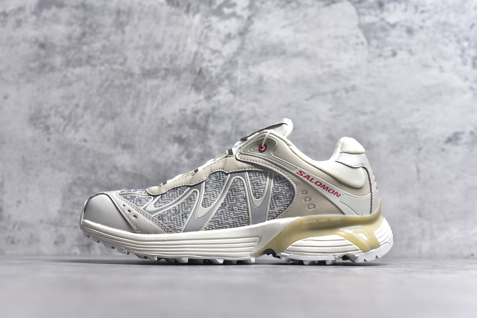 #SALOMON萨洛蒙 XT-WHISPER 时尚 舒适減震防滑耐磨 低帮跑步鞋 鞋面采用SENSIFIT贴合技术 全方位贴合包裹脚型 鞋跟部鞋底牵引设计 提供强大的抓地性能 更适应野外崎岖不平的道路 其3D ADVANCED CHASSIS底盘 材料轻量大化 钉齿设计更具稳定性、防护性 鞋底易磨损区运用CONTAGRIP高耐磨材料 应对城市硬质路面长距离跑考验 货号：478479-20 尺码：36 36.5 37.5 38 38.5 39 40 40.5 41 42 42.5 43 44 45-选品中心