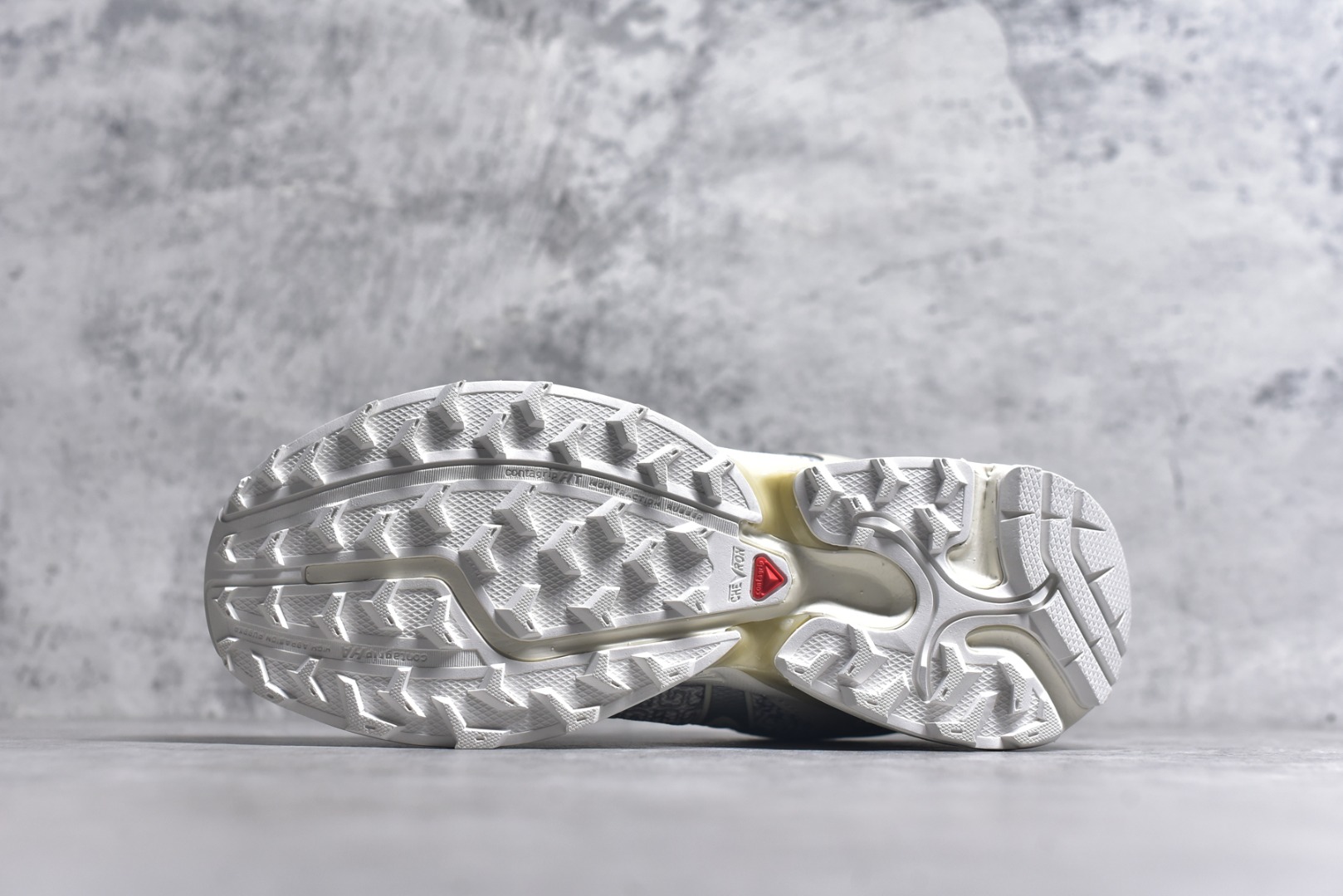图片[6]-#SALOMON萨洛蒙 XT-WHISPER 时尚 舒适減震防滑耐磨 低帮跑步鞋 鞋面采用SENSIFIT贴合技术 全方位贴合包裹脚型 鞋跟部鞋底牵引设计 提供强大的抓地性能 更适应野外崎岖不平的道路 其3D ADVANCED CHASSIS底盘 材料轻量大化 钉齿设计更具稳定性、防护性 鞋底易磨损区运用CONTAGRIP高耐磨材料 应对城市硬质路面长距离跑考验 货号：478479-20 尺码：36 36.5 37.5 38 38.5 39 40 40.5 41 42 42.5 43 44 45-选品中心