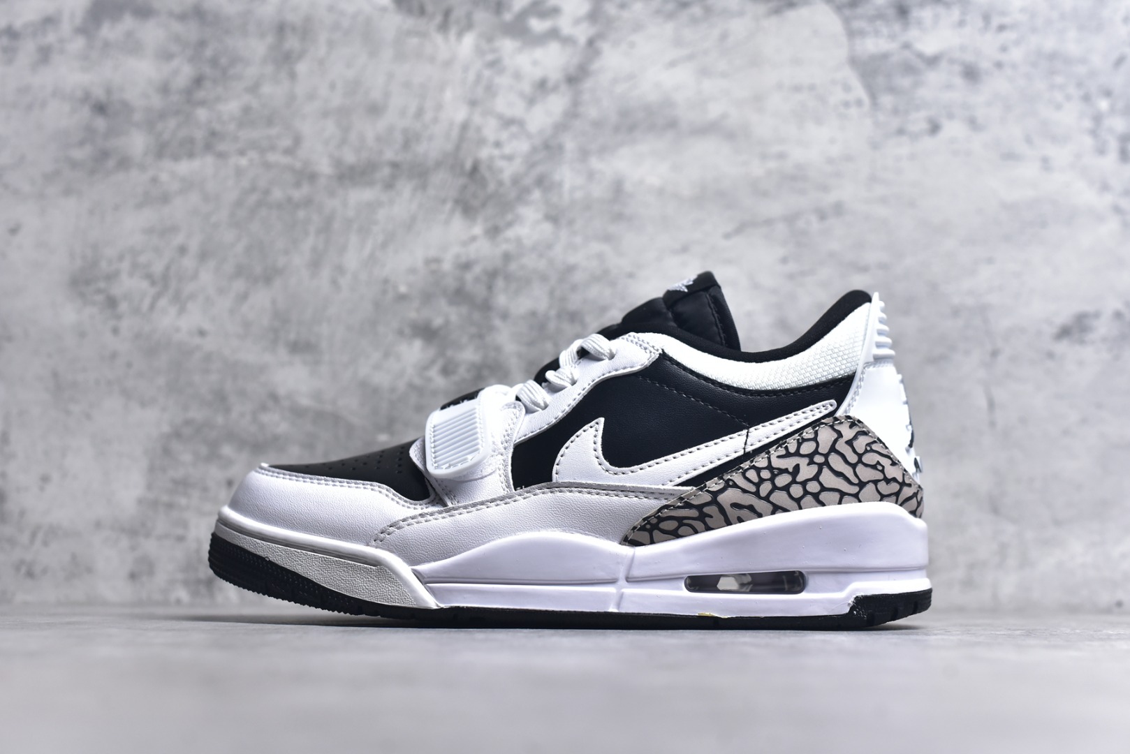 #Air Jordan Legacy AJ312 Low 低帮复古篮球鞋 白黑爆裂纹CD7069-111 市场最强独一档产物 全套原纸板楦头开发 原厂大底磨具加持立体防滑纹理 原档数据后跟TPU子母扣魔术贴 原装可视Air Sole气垫 原汁原味最完美的312代版型 唯一正确鞋头趴度弧度高度鞋身腰线 进口港宝加持 后跟自然饱满 全鞋荧光划线卡点 追求极致完美 每一双都是工艺品 多重QC质检 超越公司货的品控标准 实实在在的免检产品 鞋身采用了皮革材质打造 横跨鞋面的魔术贴十分吸睛 侧面的Swoosh Logo的一部分被鞋面遮挡了一部分 颇具玩味 魔术贴上标有NK标识 而鞋舌上是Jordan的经典红色飞翼Logo 后跟和鞋底均采用了AJ3的设计 后跟上同样也使用了经典的爆裂纹图案 尺码：36-47-选品中心