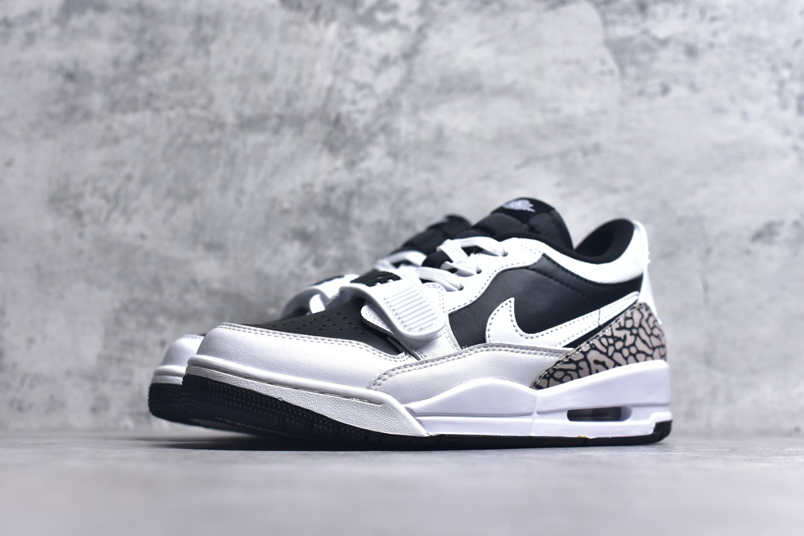 图片[2]-#Air Jordan Legacy AJ312 Low 低帮复古篮球鞋 白黑爆裂纹CD7069-111 市场最强独一档产物 全套原纸板楦头开发 原厂大底磨具加持立体防滑纹理 原档数据后跟TPU子母扣魔术贴 原装可视Air Sole气垫 原汁原味最完美的312代版型 唯一正确鞋头趴度弧度高度鞋身腰线 进口港宝加持 后跟自然饱满 全鞋荧光划线卡点 追求极致完美 每一双都是工艺品 多重QC质检 超越公司货的品控标准 实实在在的免检产品 鞋身采用了皮革材质打造 横跨鞋面的魔术贴十分吸睛 侧面的Swoosh Logo的一部分被鞋面遮挡了一部分 颇具玩味 魔术贴上标有NK标识 而鞋舌上是Jordan的经典红色飞翼Logo 后跟和鞋底均采用了AJ3的设计 后跟上同样也使用了经典的爆裂纹图案 尺码：36-47-选品中心