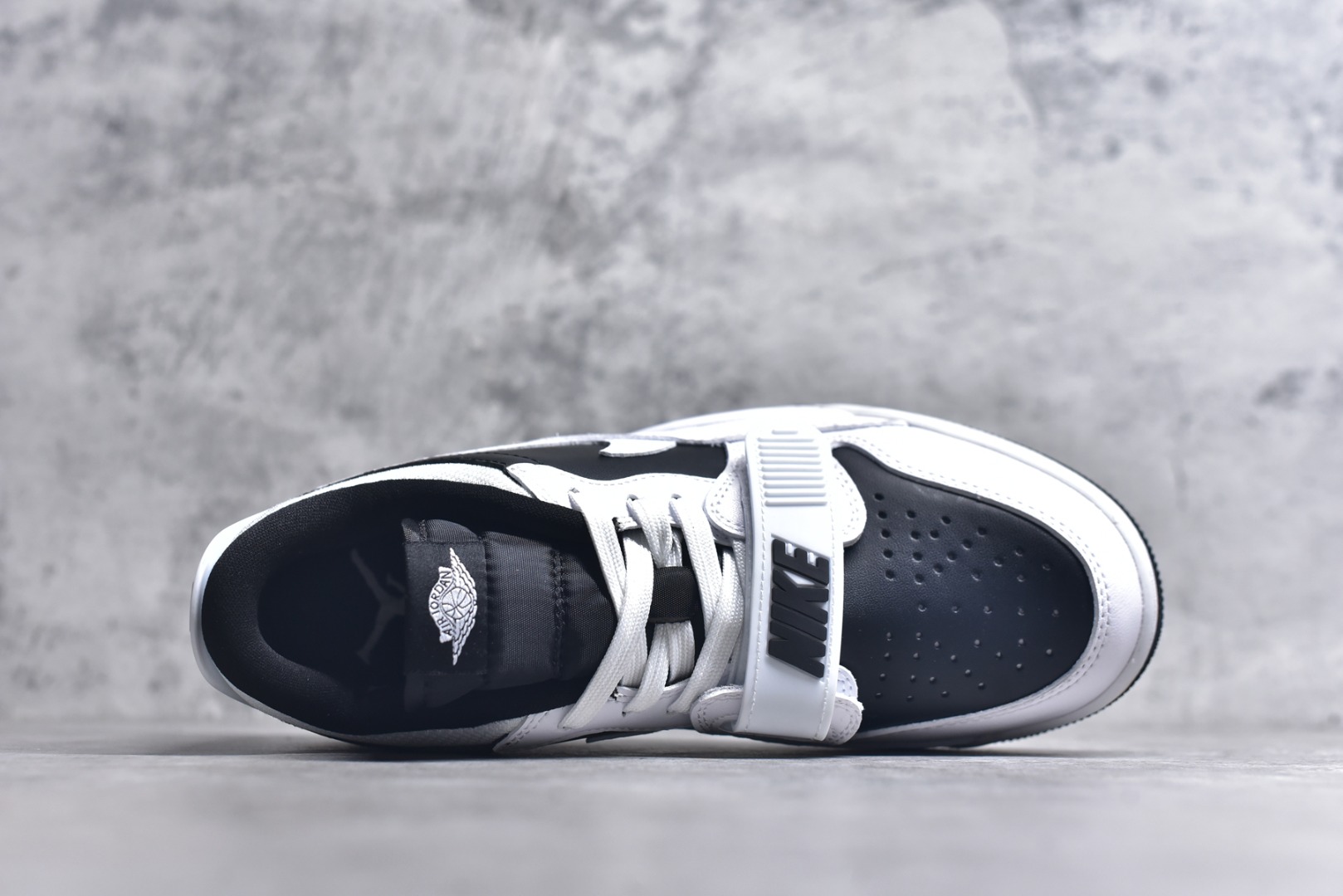 图片[4]-#Air Jordan Legacy AJ312 Low 低帮复古篮球鞋 白黑爆裂纹CD7069-111 市场最强独一档产物 全套原纸板楦头开发 原厂大底磨具加持立体防滑纹理 原档数据后跟TPU子母扣魔术贴 原装可视Air Sole气垫 原汁原味最完美的312代版型 唯一正确鞋头趴度弧度高度鞋身腰线 进口港宝加持 后跟自然饱满 全鞋荧光划线卡点 追求极致完美 每一双都是工艺品 多重QC质检 超越公司货的品控标准 实实在在的免检产品 鞋身采用了皮革材质打造 横跨鞋面的魔术贴十分吸睛 侧面的Swoosh Logo的一部分被鞋面遮挡了一部分 颇具玩味 魔术贴上标有NK标识 而鞋舌上是Jordan的经典红色飞翼Logo 后跟和鞋底均采用了AJ3的设计 后跟上同样也使用了经典的爆裂纹图案 尺码：36-47-选品中心